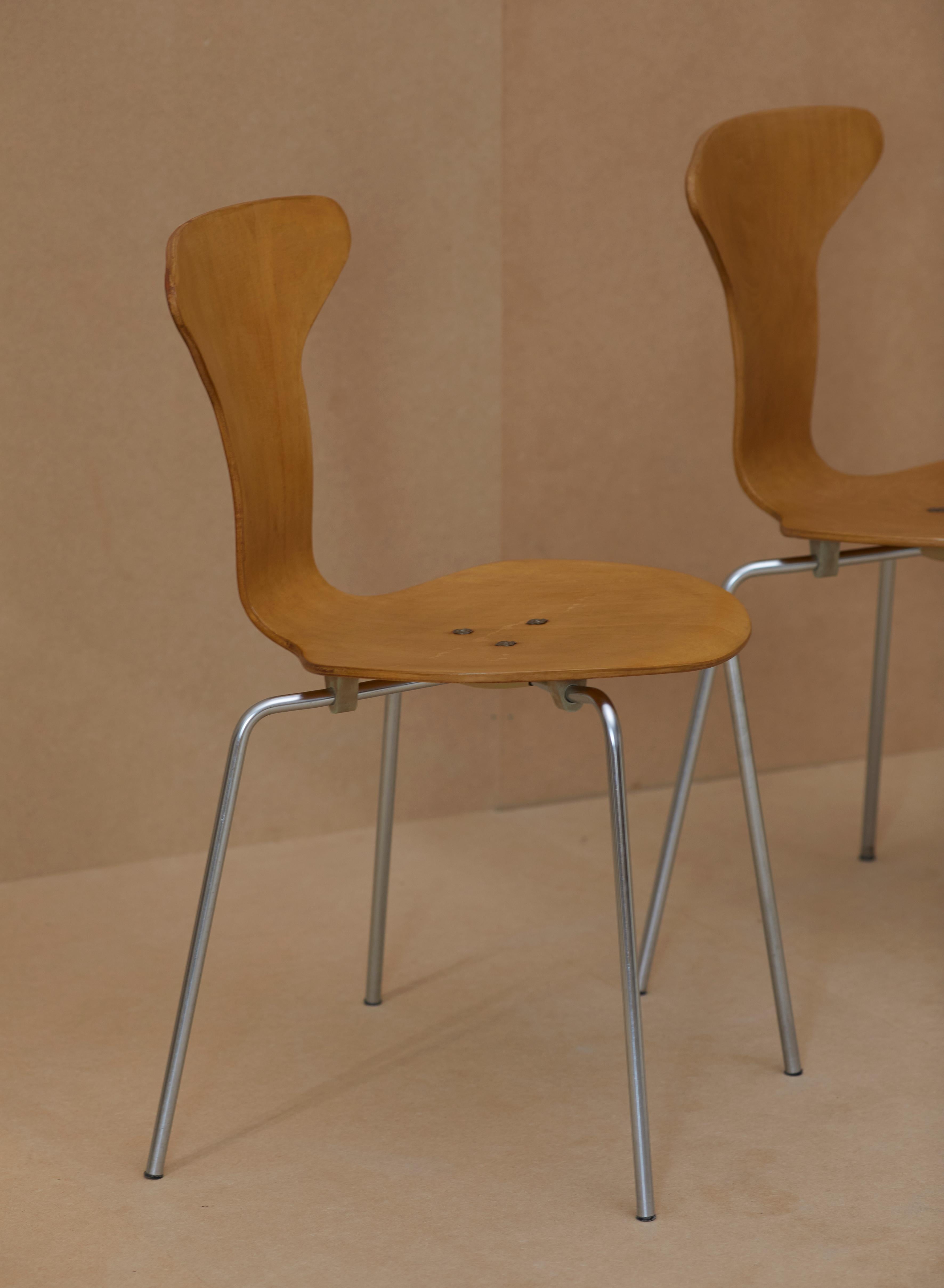 2 chaises Mosquito 3105 par Arne Jacobsen pour Fritz Hansen.
Fabriquées au Danemark en 1969 (cf photos).
Ces chaises étaient à l'origine recouvertes de simili cuir rembourré en mousse.
Trop abimé, le simili cuir a été retiré, les chaises nettoyées,
