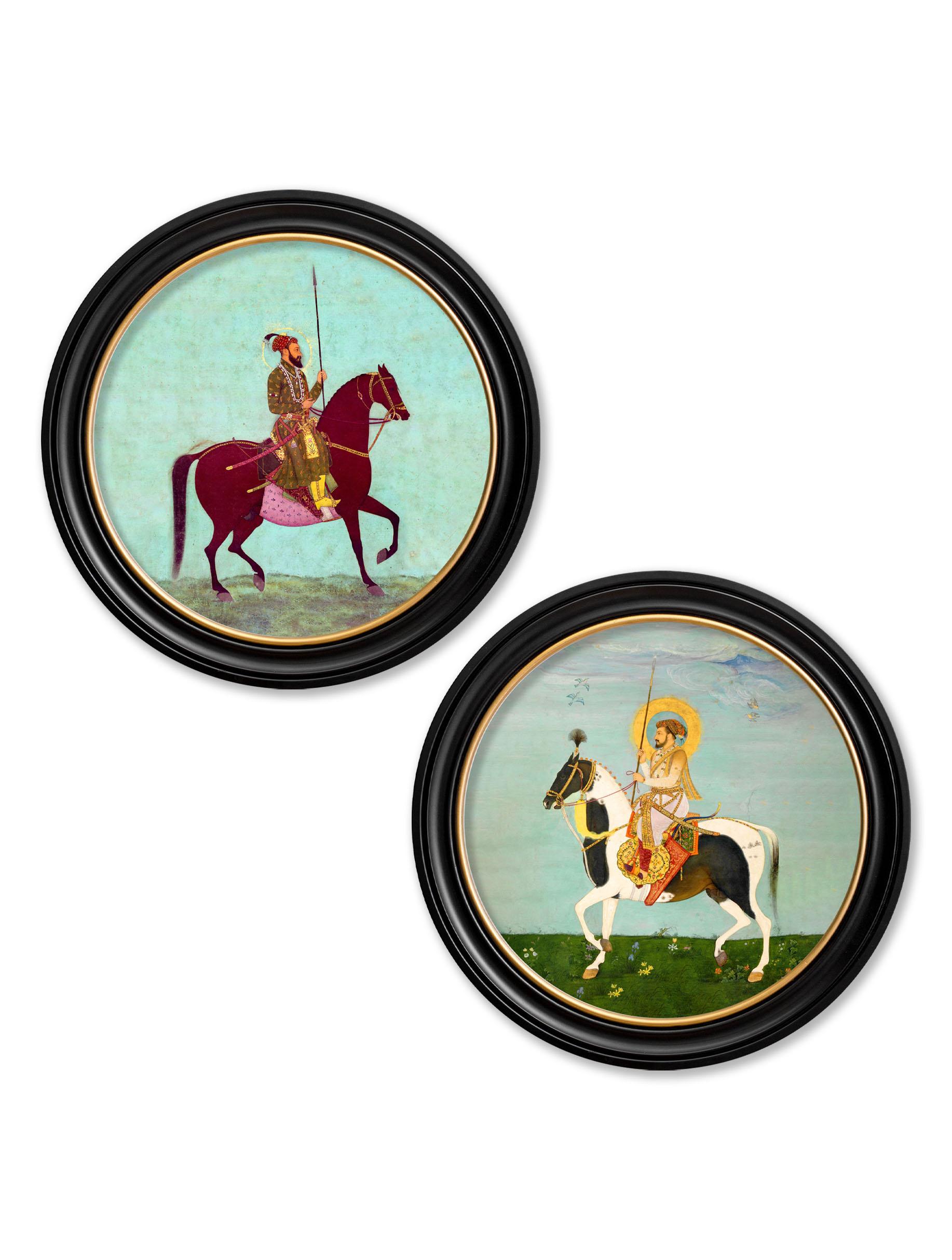 Se trata de un conjunto de DOS láminas en color enmarcadas, remasterizadas digitalmente, de emperadores mogoles a caballo,  que datan originalmente de antes del siglo XVIII.

Estas espectaculares pinturas indias coloreadas representan a dos