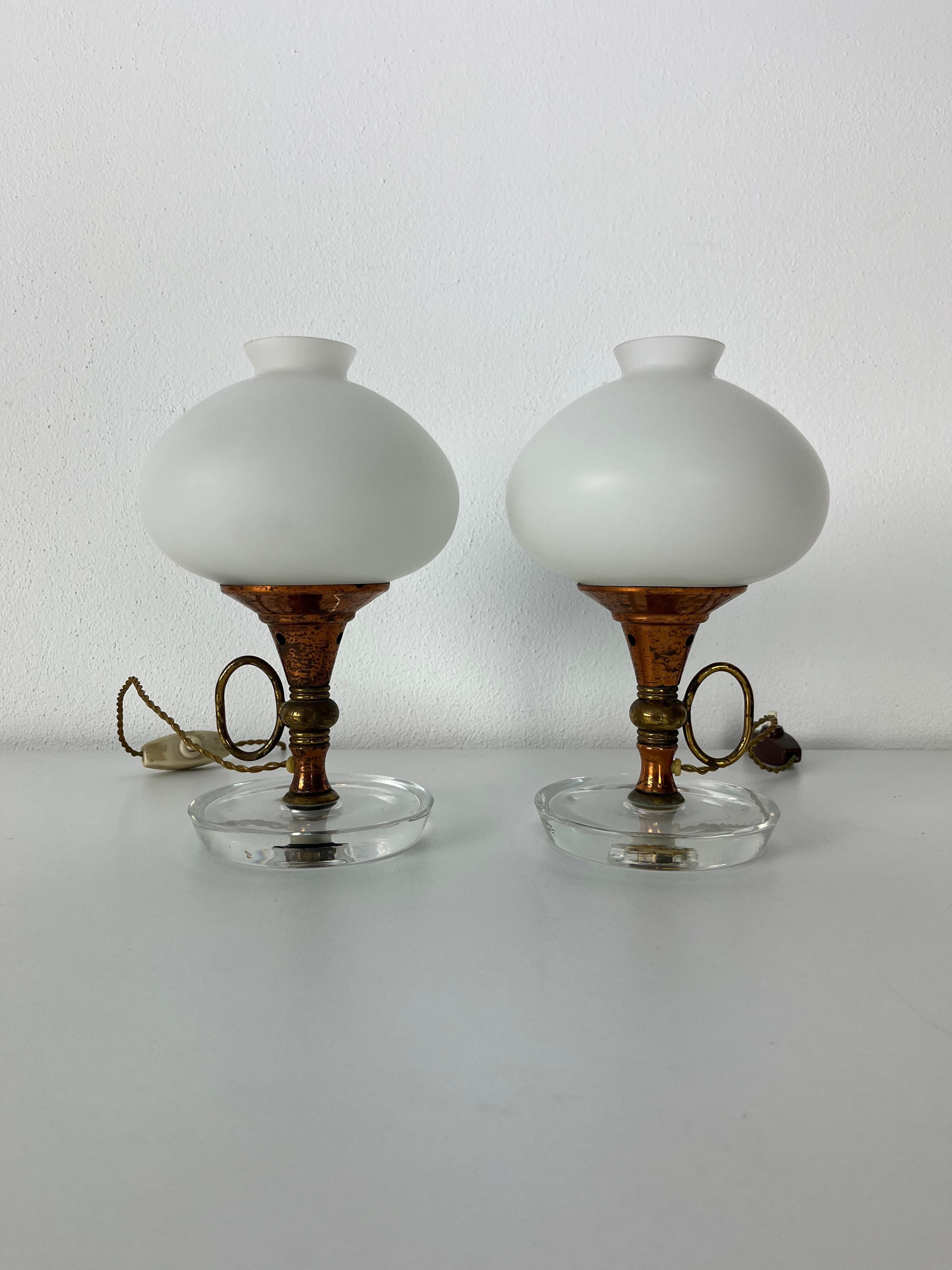 Juego de dos lámparas de mesilla de noche de cristal de Murano, latón y cobre, atribuido a Fontana Arte, años 50
Intacto y en buen estado.
Lámparas e14
Pequeños signos de envejecimiento.