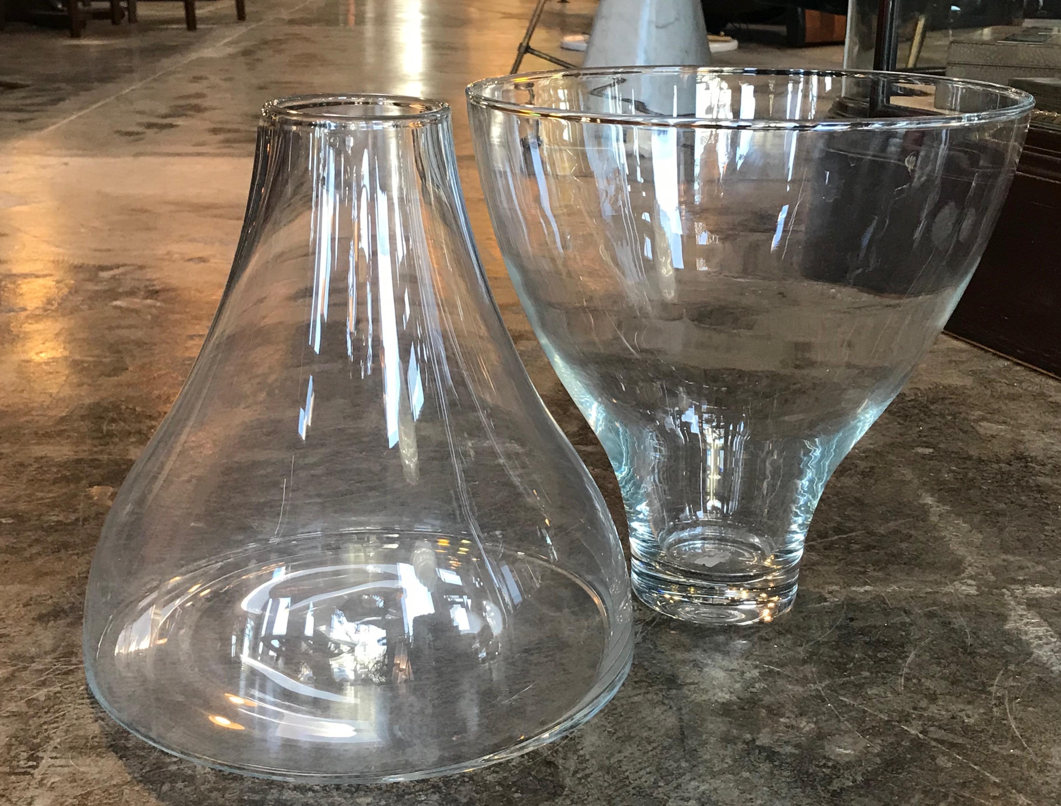 Remarkable ensemble of two Murano transparent glass vases by Angelo Mangiarotti for Knoll.
Typical example of Mangiarotti design approach based on the develop of families of similar shapes.
Size refers to one specular piece.
