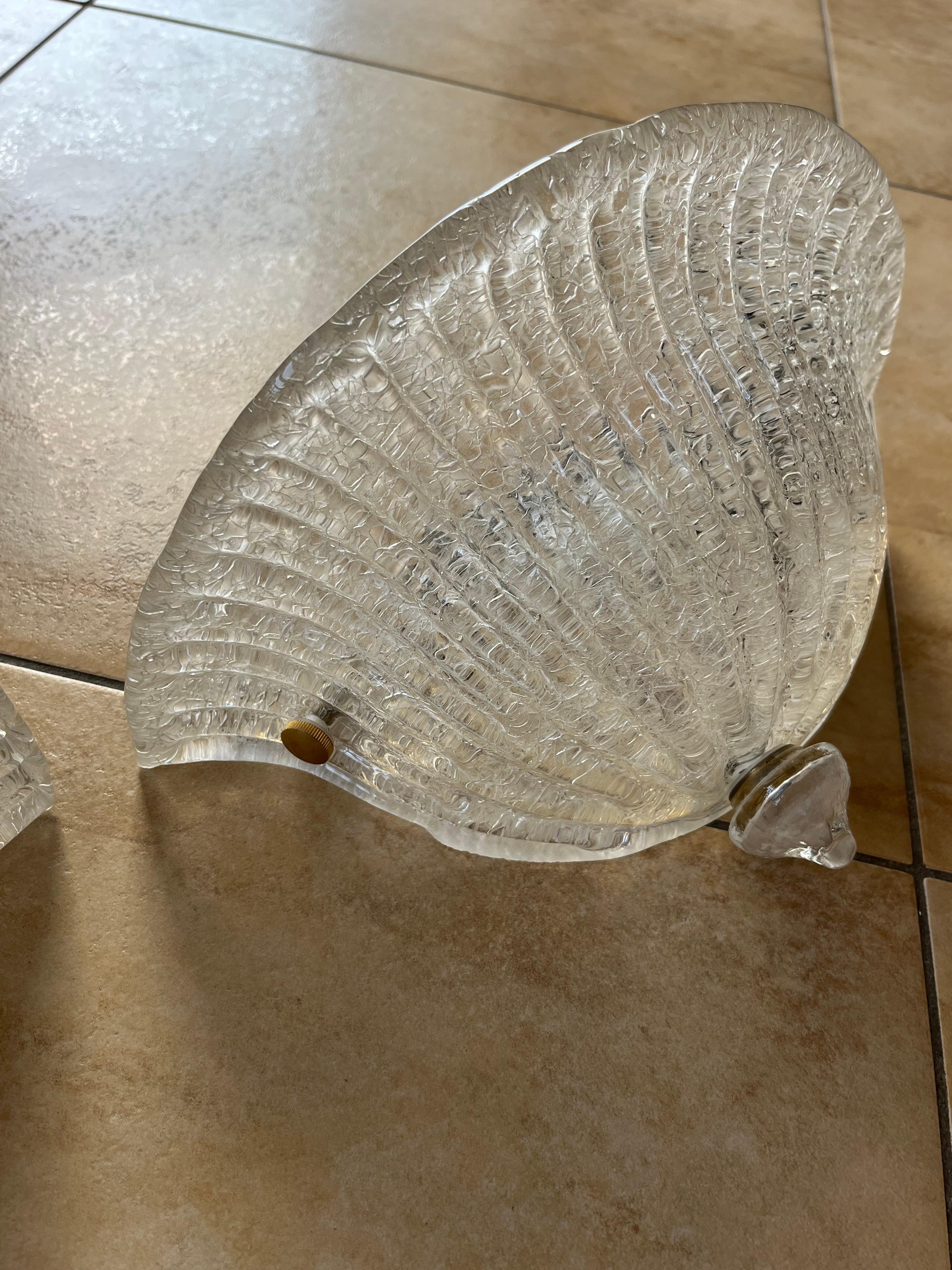 Set di due lampade da parete in vetro di Murano attribuite a Barovier&Toso, anni '70
Lampadina alogena, struttura in metallo placcato oro.
Vetro intatto.
Buone condizioni.