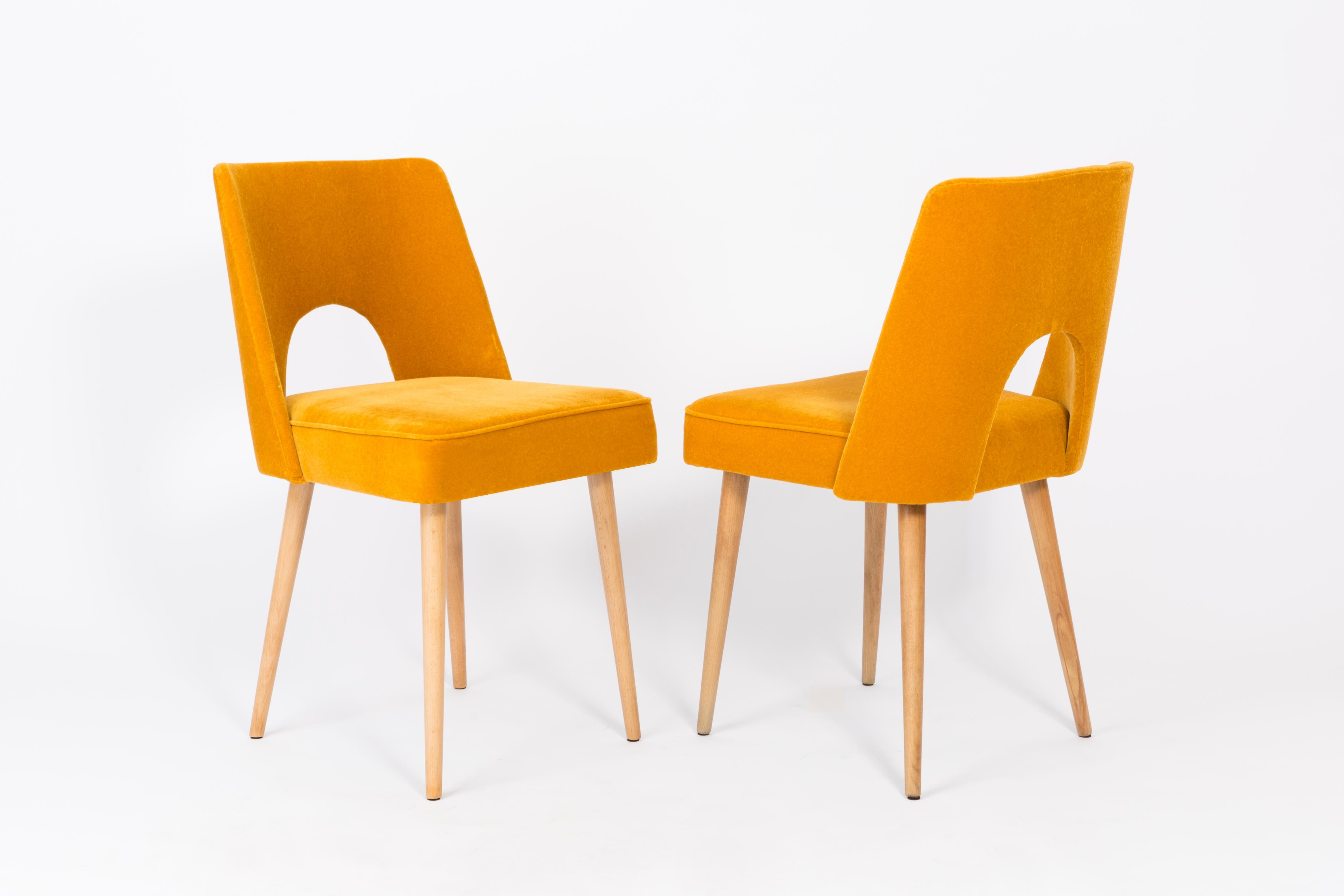Fait main Ensemble de deux chaises Shell en velours jaune moutarde, années 1960 en vente