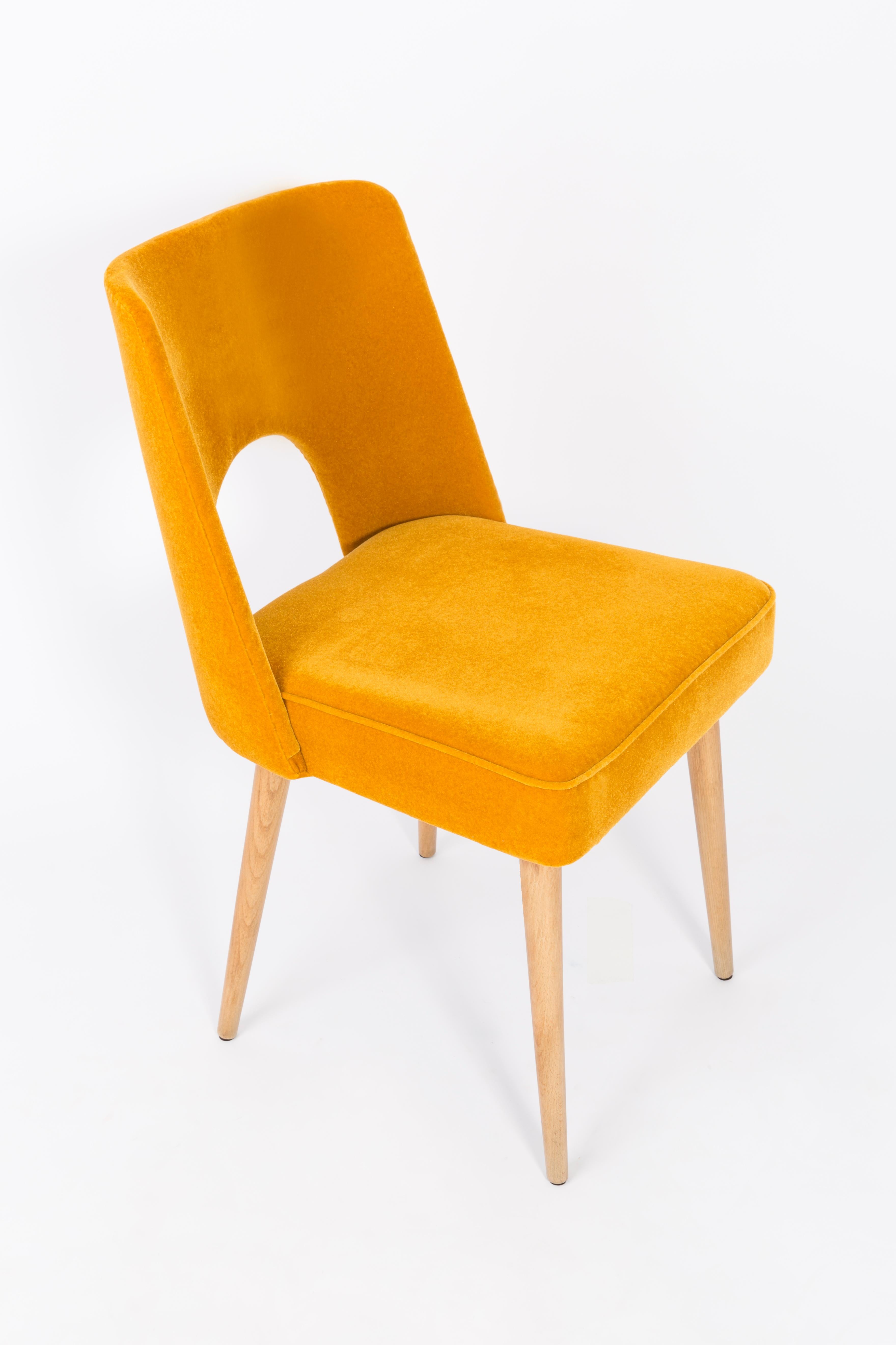 Textile Ensemble de deux chaises Shell en velours jaune moutarde, années 1960 en vente