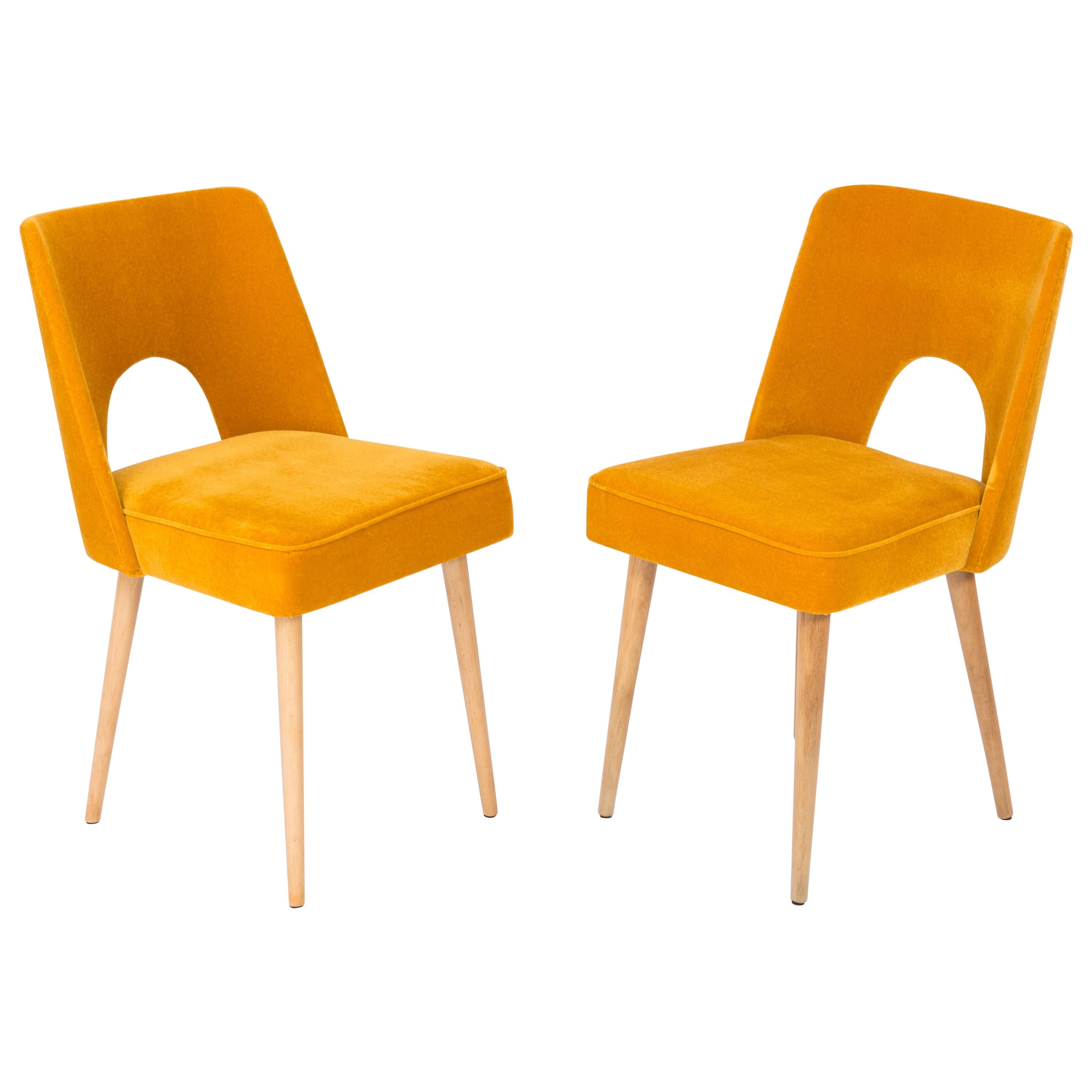 Ensemble de deux chaises Shell en velours jaune moutarde, années 1960