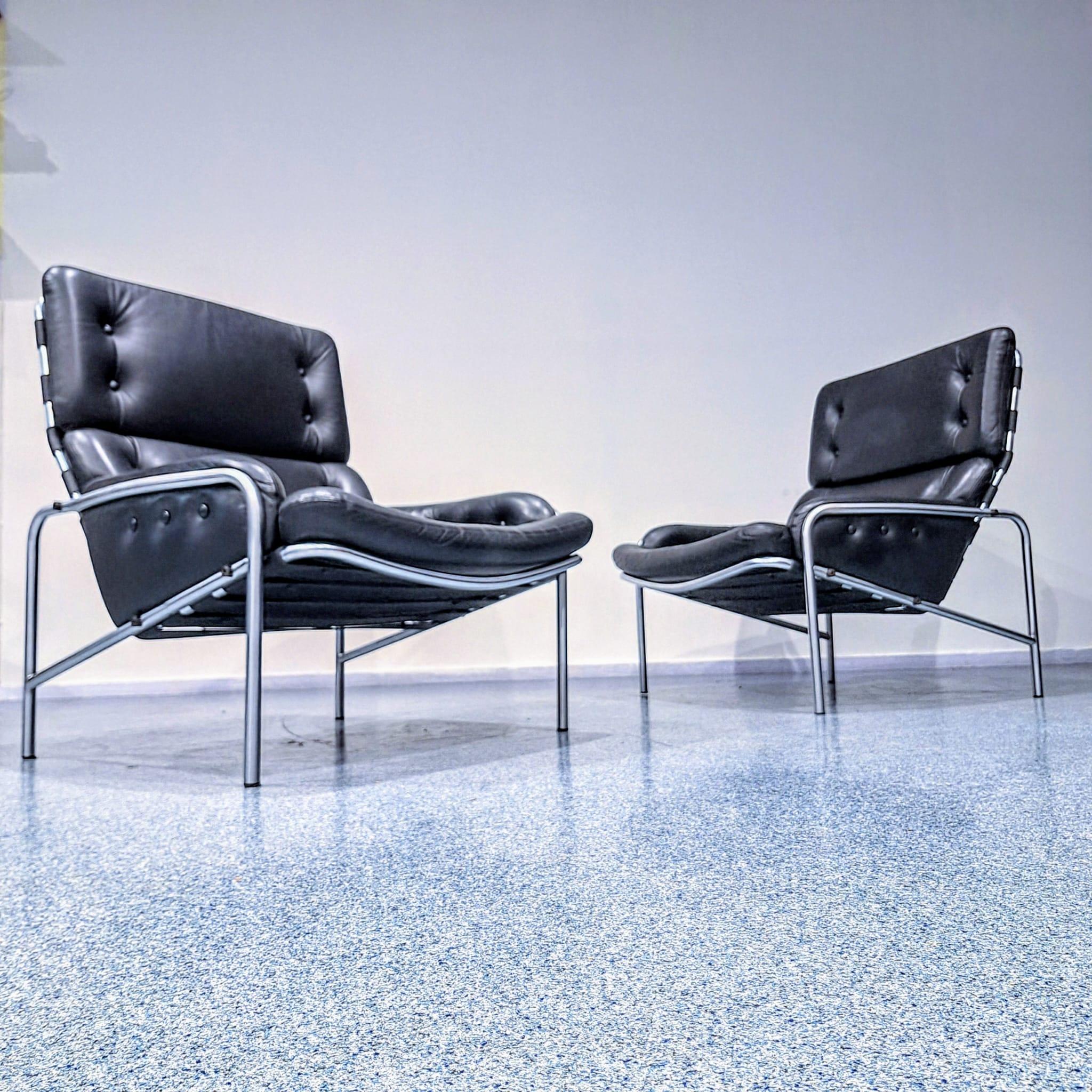 Set of  two nagoya chairs.

The Nagoya chair is the larger version of the Osaka chair designed by Martin Visser. The SZ09 chair was designed for the Osaka series in 1969 for the Dutch pavilion at the Tokyo World Expo. The Dutch manufacturer 't