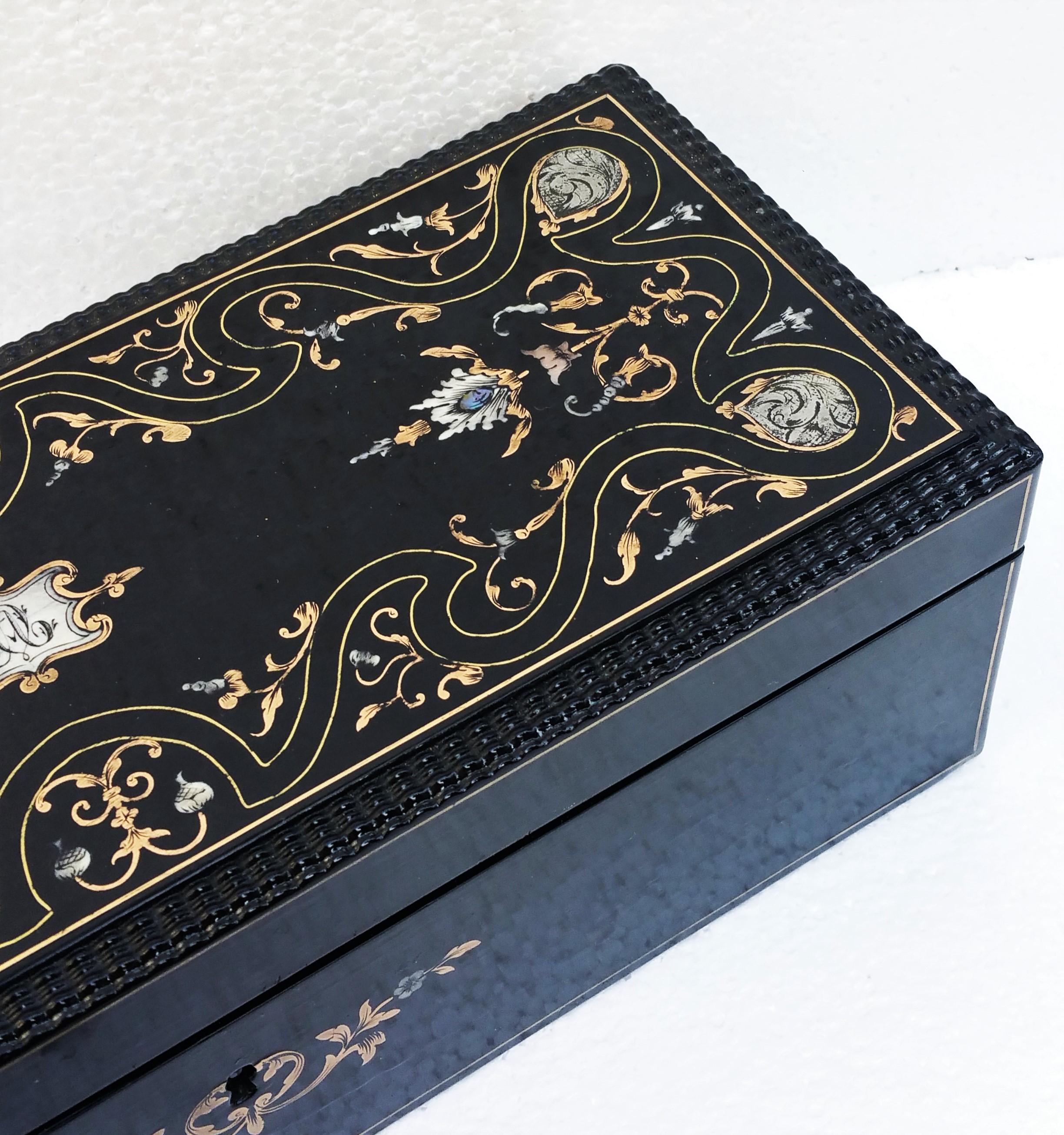 Beautiful Napoleon III set of two decorative boxes, France 19th Century.
The biggest one is a glove or jewelry box in ebony veneer and inlay in brass, pewter mother of pearl and bone.
Boulle style marquetry.
The inside part is in mahogany. Opens