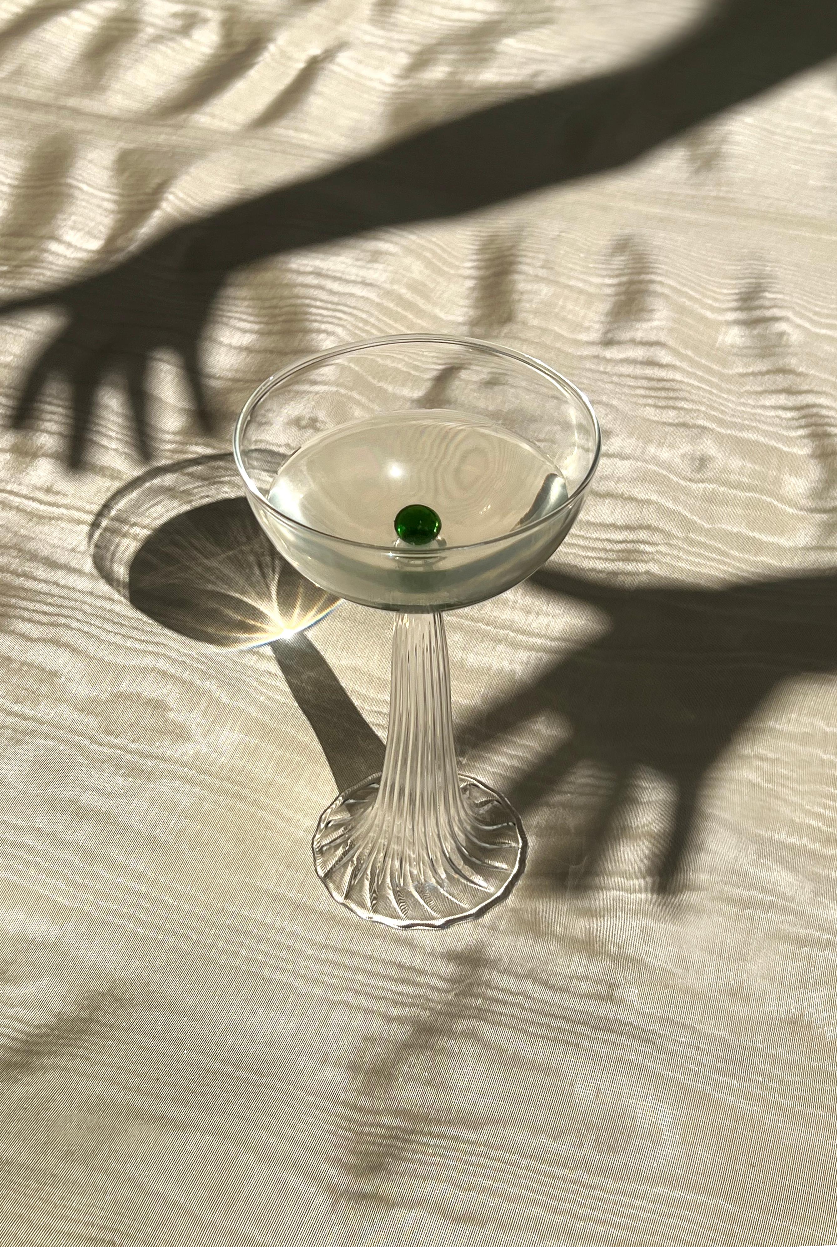 Die  Die NEREIDA-Coupés verweisen auf eine bezaubernde mythologische Unterwasserwelt. Das hochskulpturale Design hält eine zarte farbige Glaskugel, die wie eine kostbare Perle aussieht.

Jedes Stück wird in Italien von Meisterglasbläsern aus