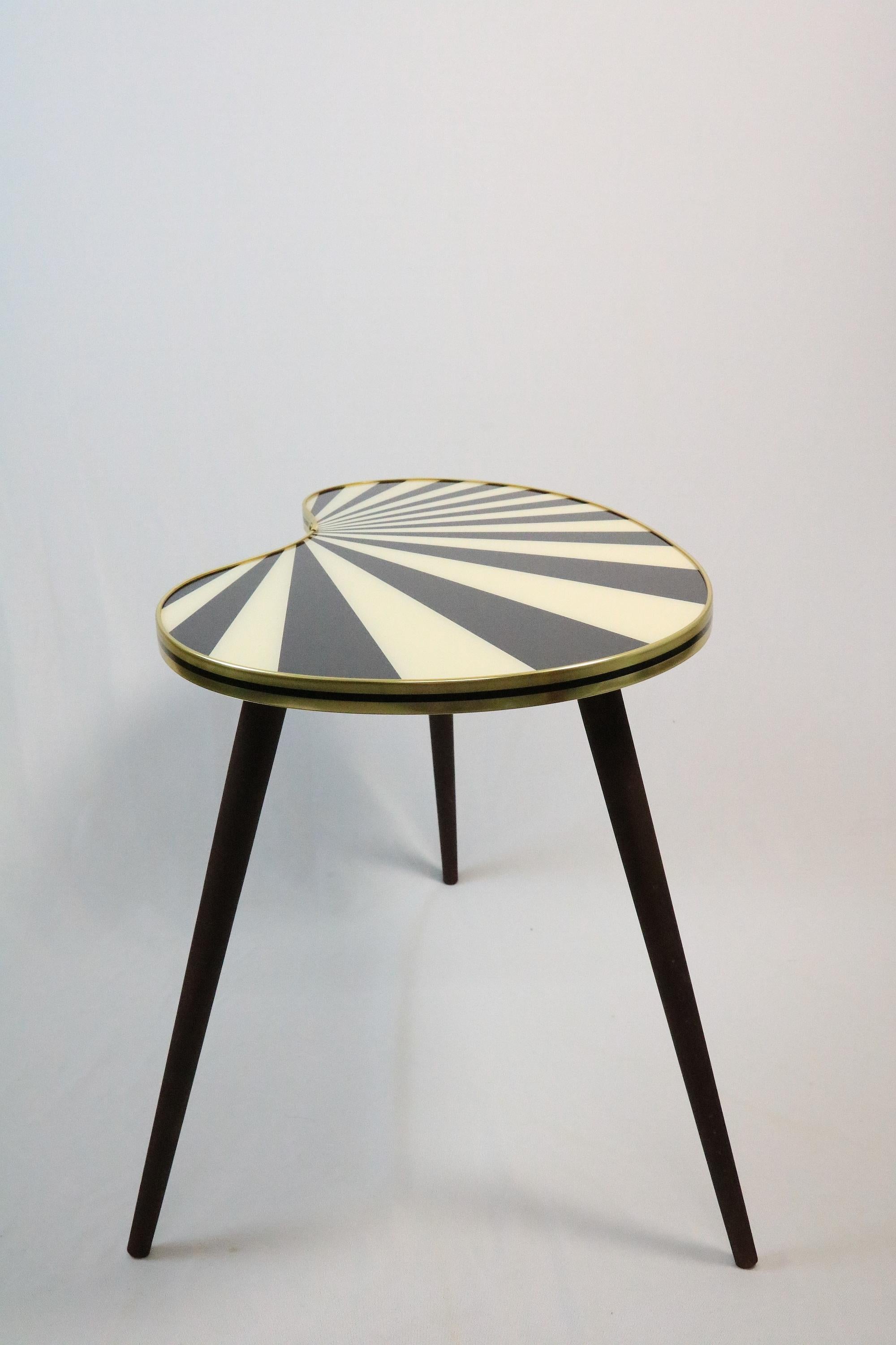 Satz von zwei Nierentischen, schwarz/weiß gestreift, 50er Jahre Stil, nierenförmig (Handgefertigt) im Angebot