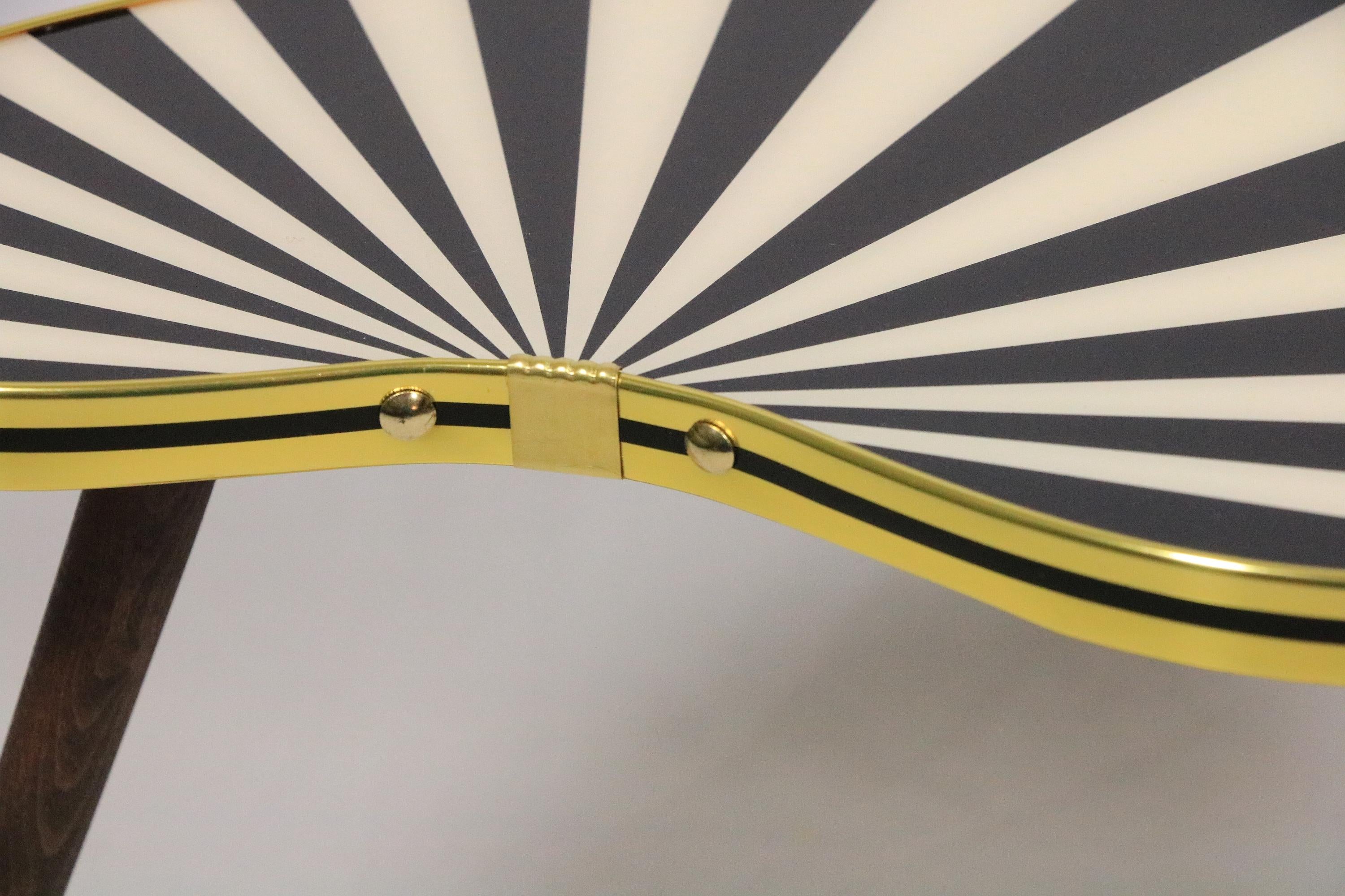 Satz von zwei Nierentischen, schwarz/weiß gestreift, 50er Jahre Stil, nierenförmig (Messing) im Angebot