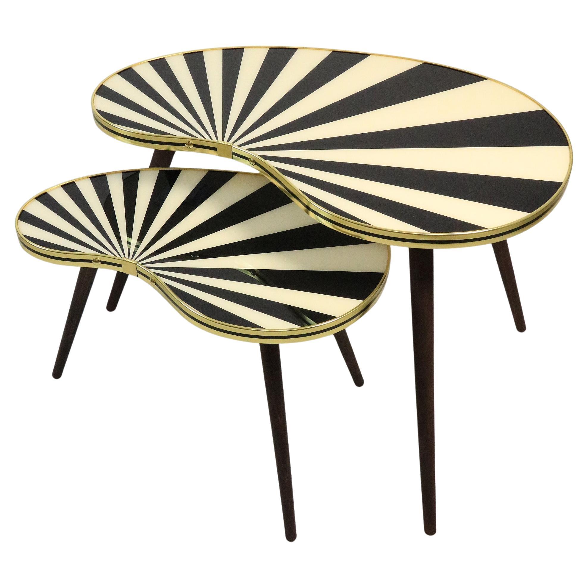 Satz von zwei Nierentischen, schwarz/weiß gestreift, 50er Jahre Stil, nierenförmig im Angebot