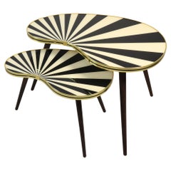 Satz von zwei Nierentischen, schwarz/weiß gestreift, 50er Jahre Stil, nierenförmig Satz von zwei Nierentischen, schwarz/weiß gestreift, 50er Jahre Stil, nierenförmig