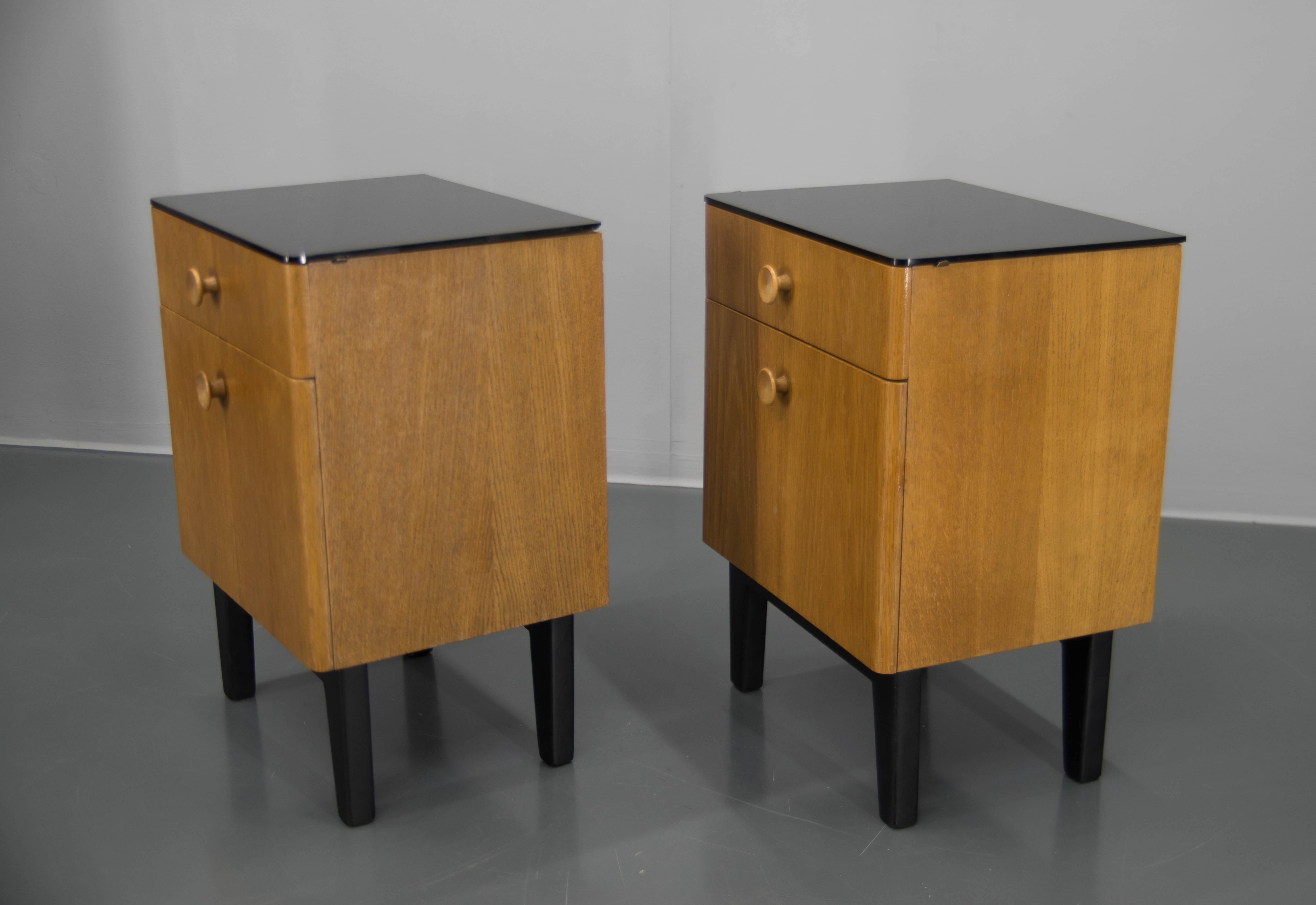 Mid-Century Modern Ensemble de deux tables de nuit par Halabala pour UP Zavody, années 1950 en vente