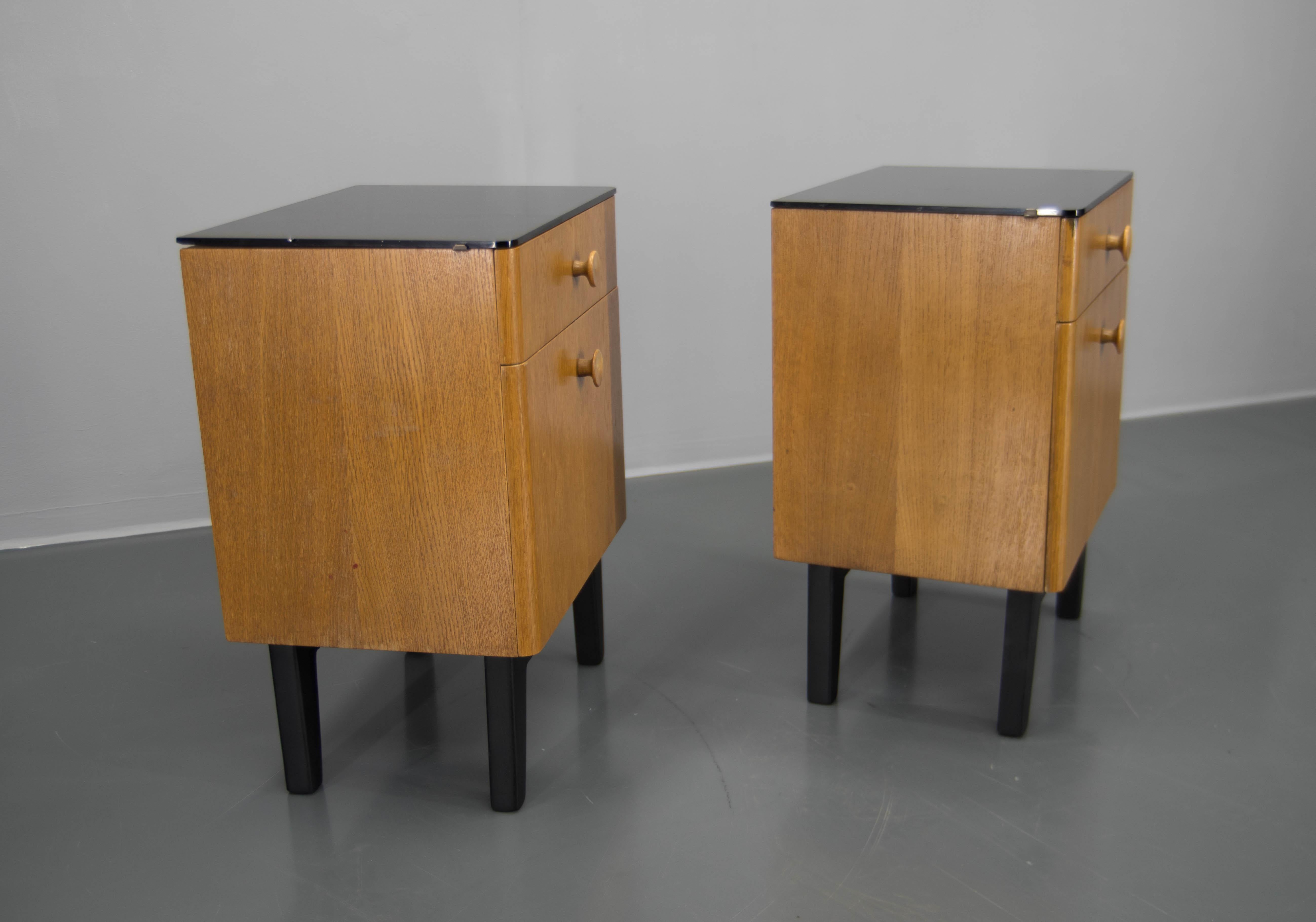 Tchèque Ensemble de deux tables de nuit par Halabala pour UP Zavody, années 1950 en vente