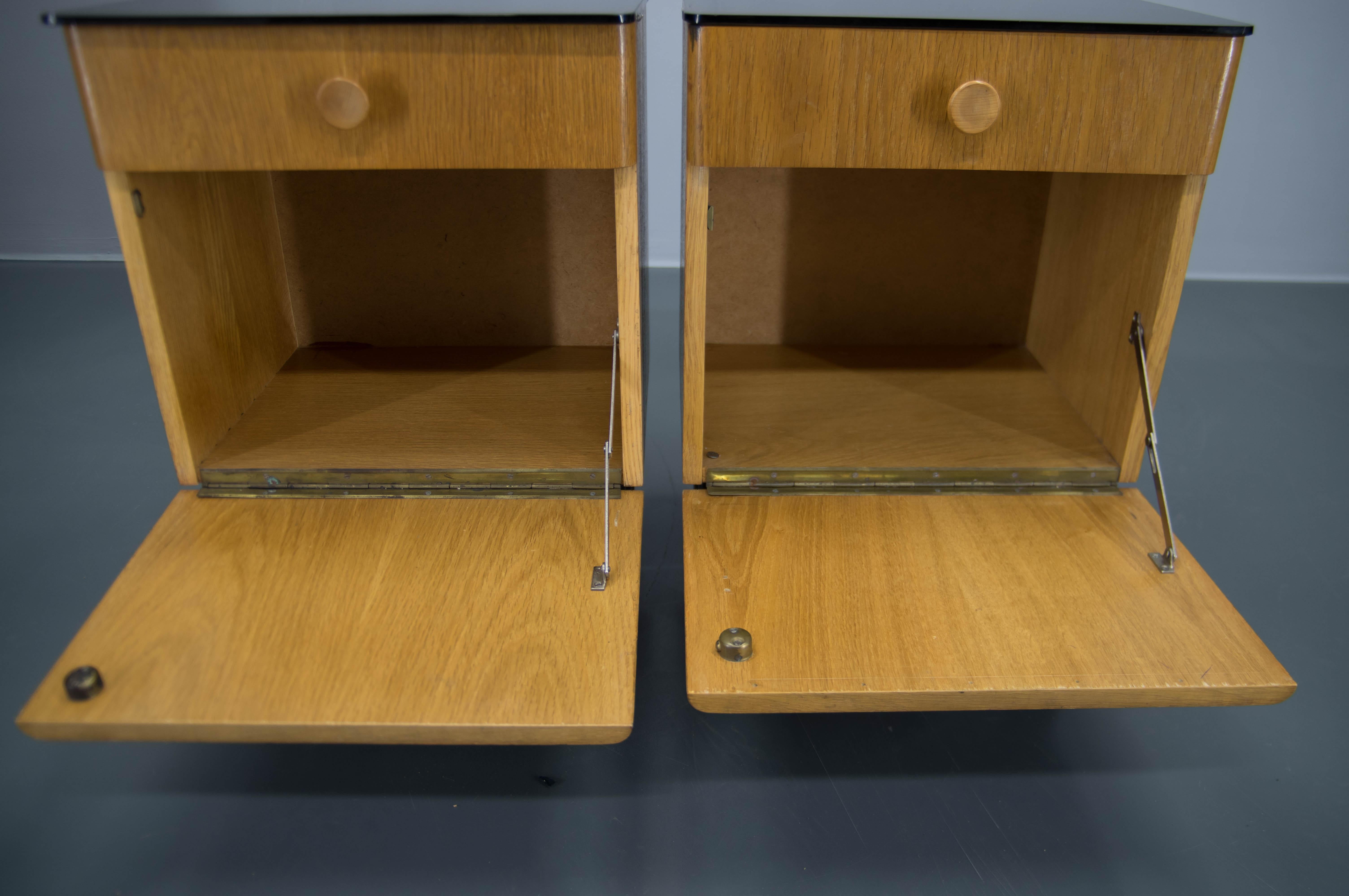 Milieu du XXe siècle Ensemble de deux tables de nuit par Halabala pour UP Zavody, années 1950 en vente