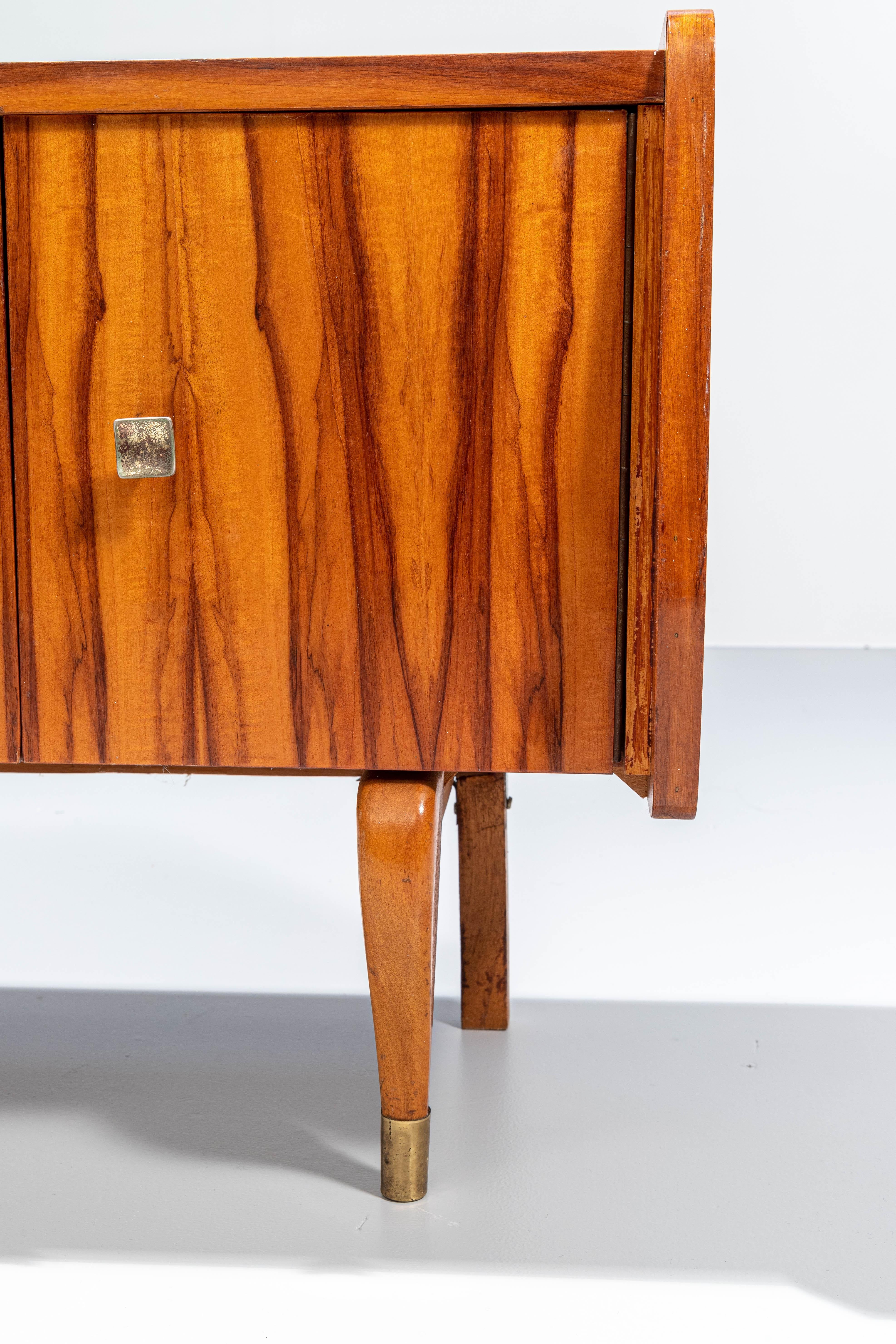 Juego de dos mesillas de noche de madera de cebra y latón, años 60, Francia Latón en venta