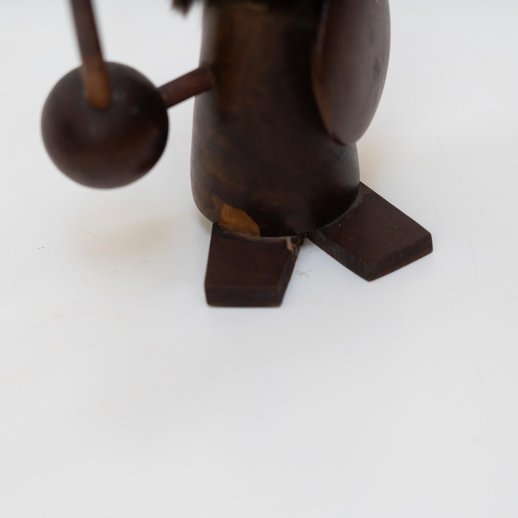 Conjunto de dos figuras nórdicas vikingas de madera, hacia 1960 en venta 3