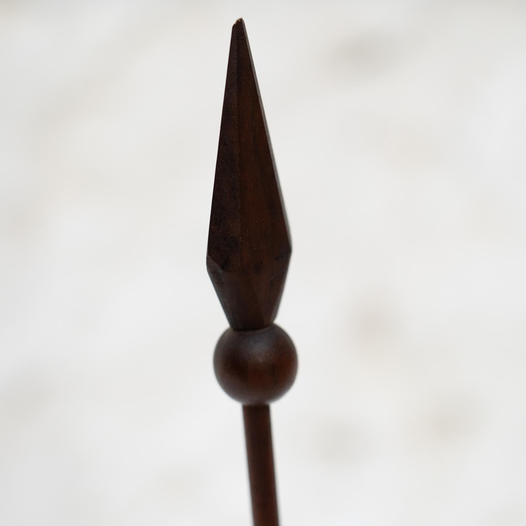 Conjunto de dos figuras nórdicas vikingas de madera, hacia 1960 en venta 4