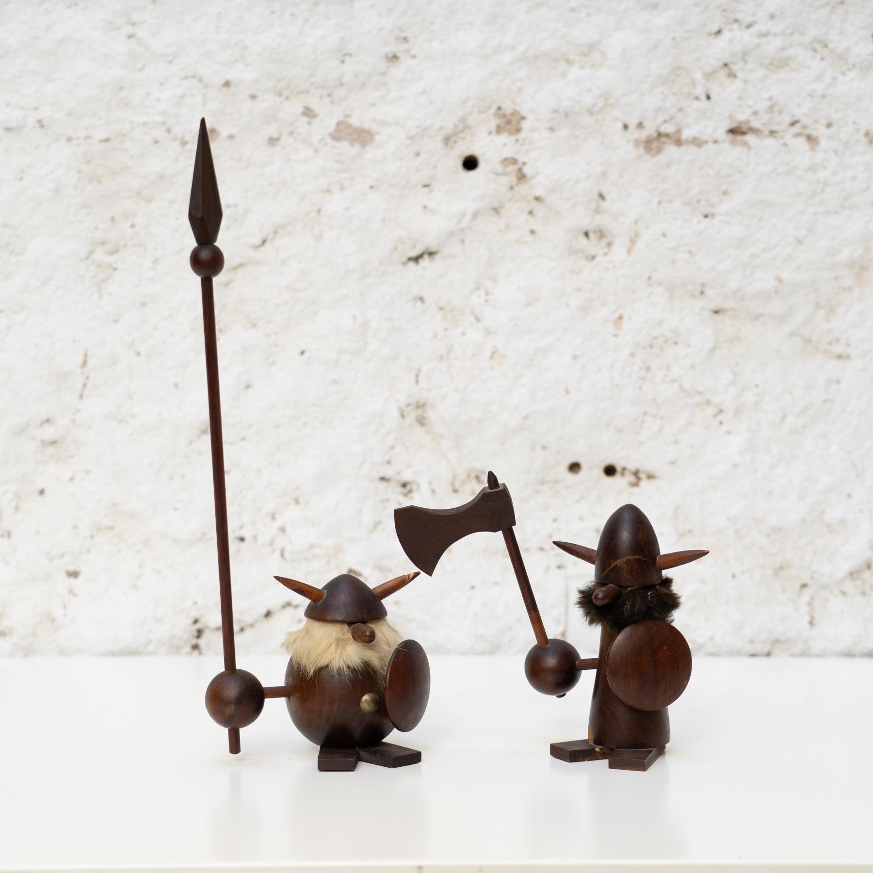 2 Vikingos nórdicos (1960)

Este conjunto de 2 figuritas vikingas nórdicas, creado en 1960, encarna el espíritu audaz y la cultura guerrera de la época vikinga. Estas piezas únicas capturan los intrincados detalles y el arte de la artesanía
