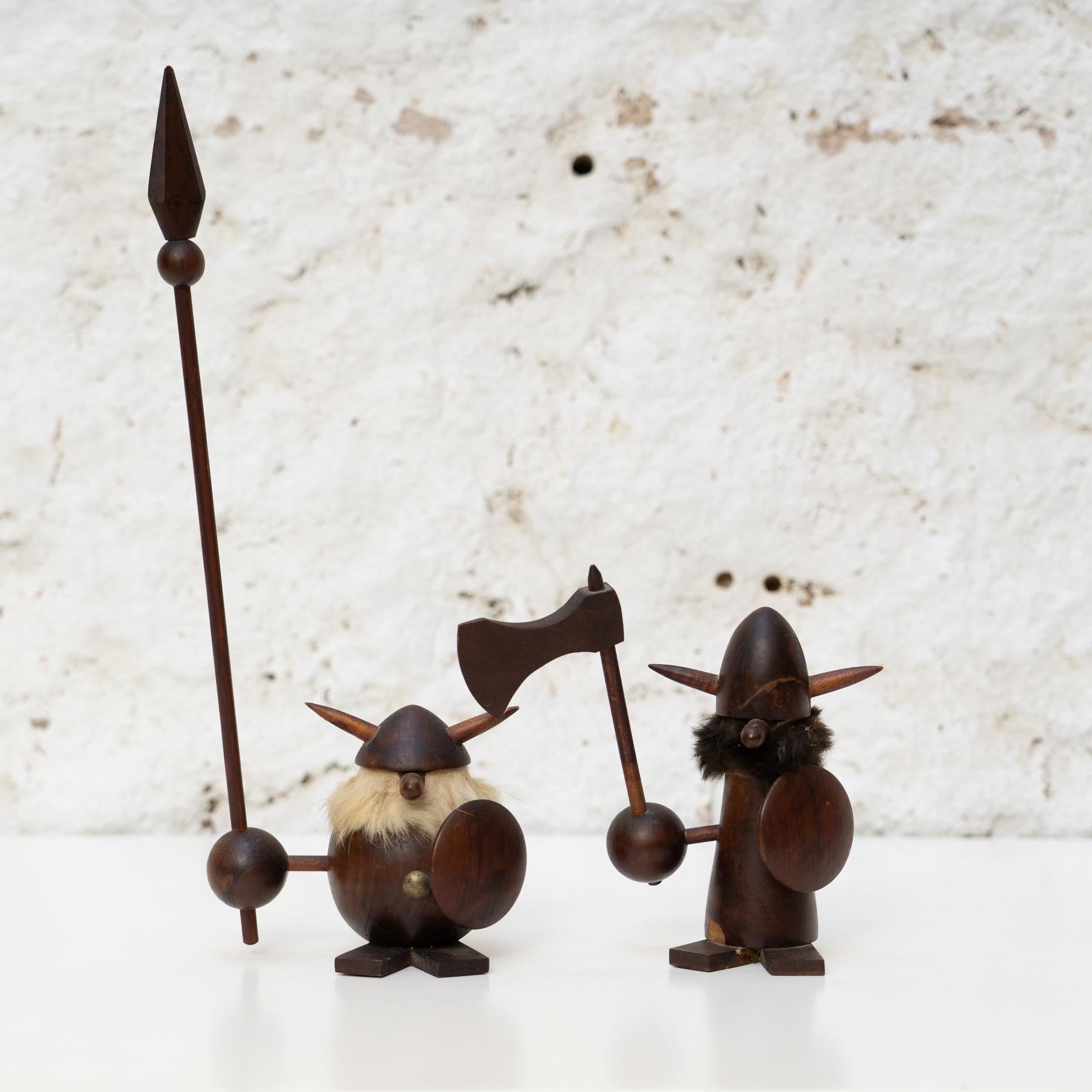 Conjunto de dos figuras nórdicas vikingas de madera, hacia 1960 Moderno de mediados de siglo en venta