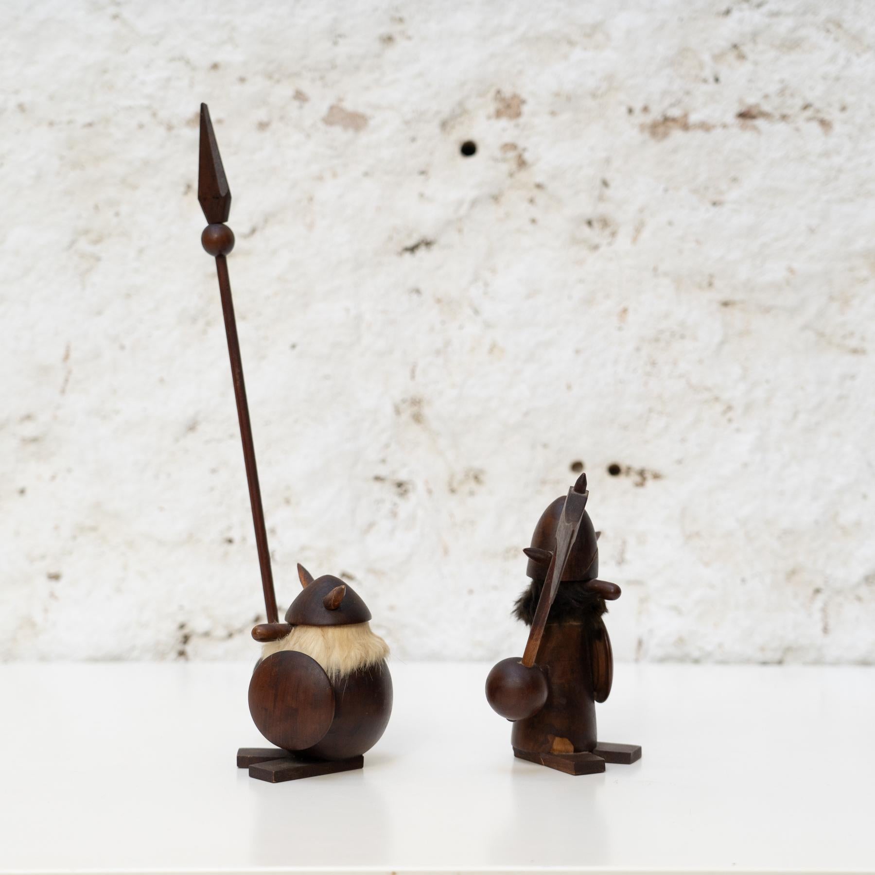 Conjunto de dos figuras nórdicas vikingas de madera, hacia 1960 Francés en venta