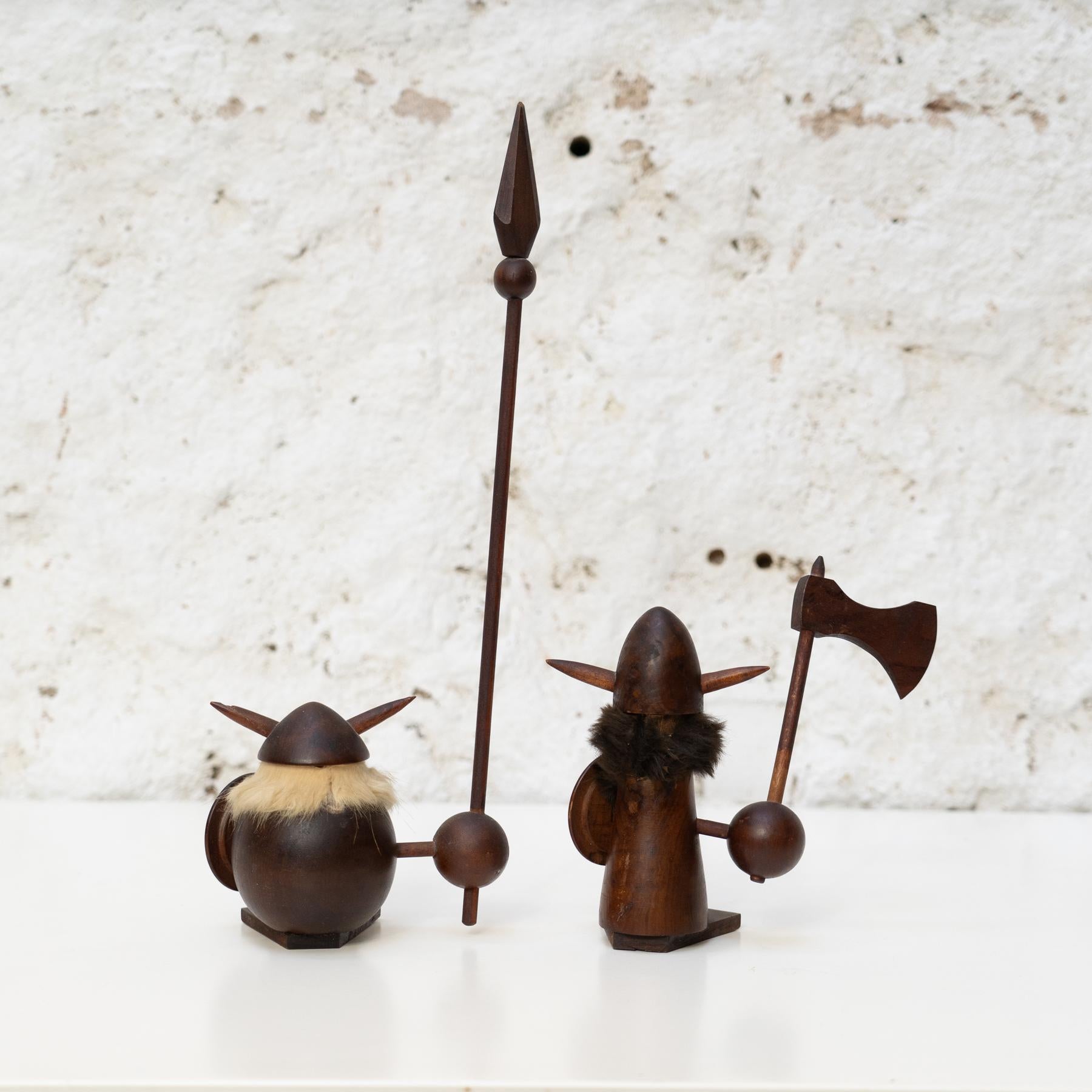Conjunto de dos figuras nórdicas vikingas de madera, hacia 1960 en Bueno estado para la venta en Barcelona, ES