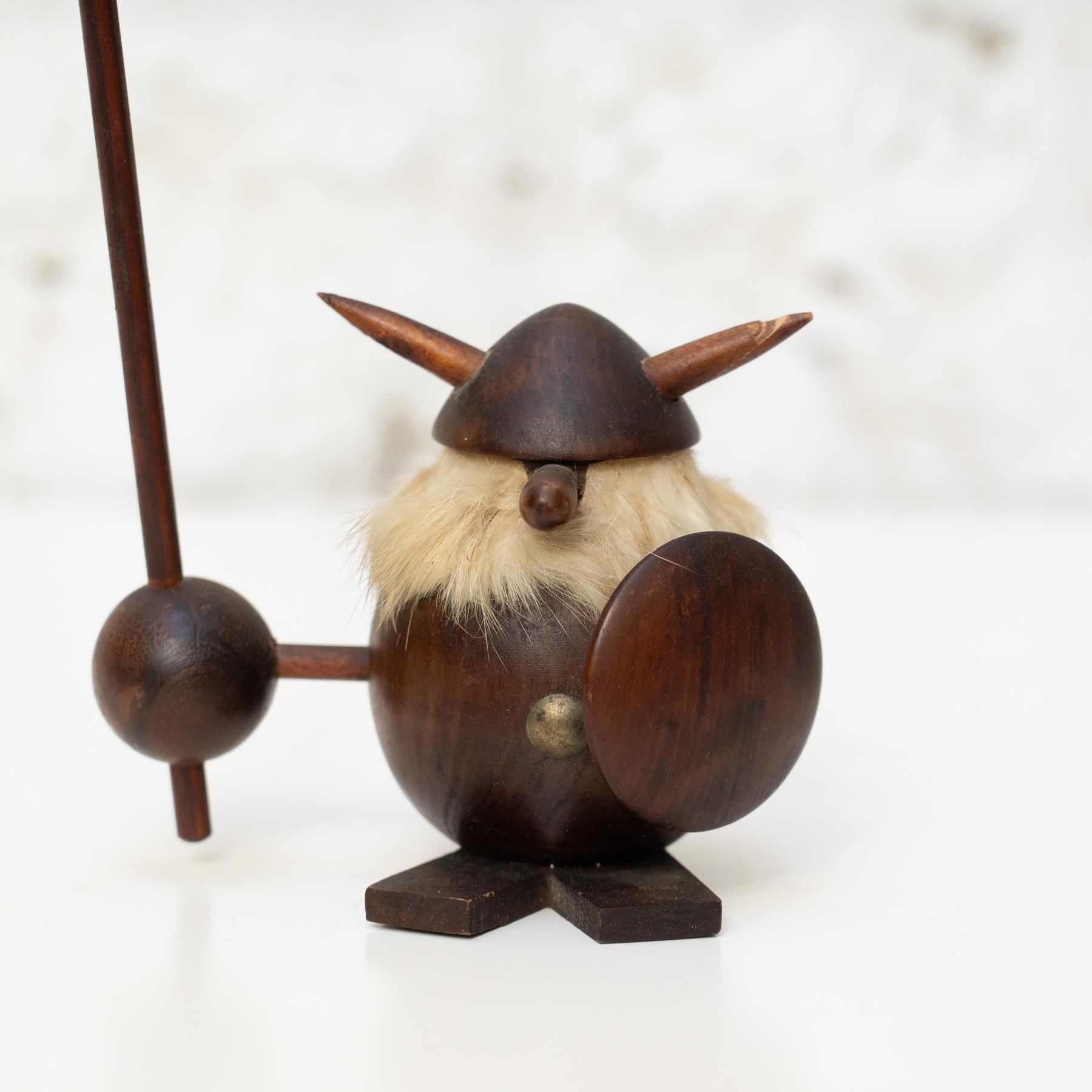 Conjunto de dos figuras nórdicas vikingas de madera, hacia 1960 mediados del siglo XX en venta