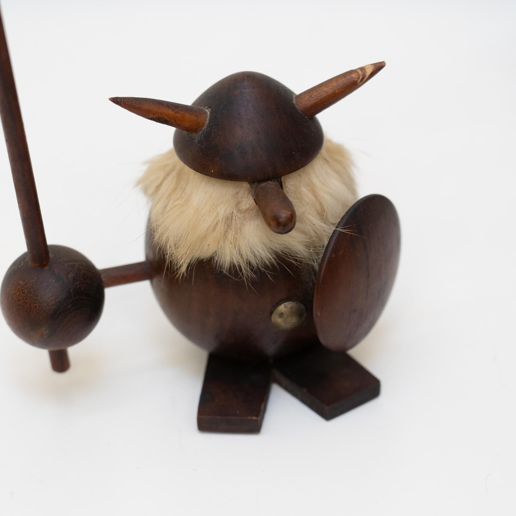 Conjunto de dos figuras nórdicas vikingas de madera, hacia 1960 Madera en venta