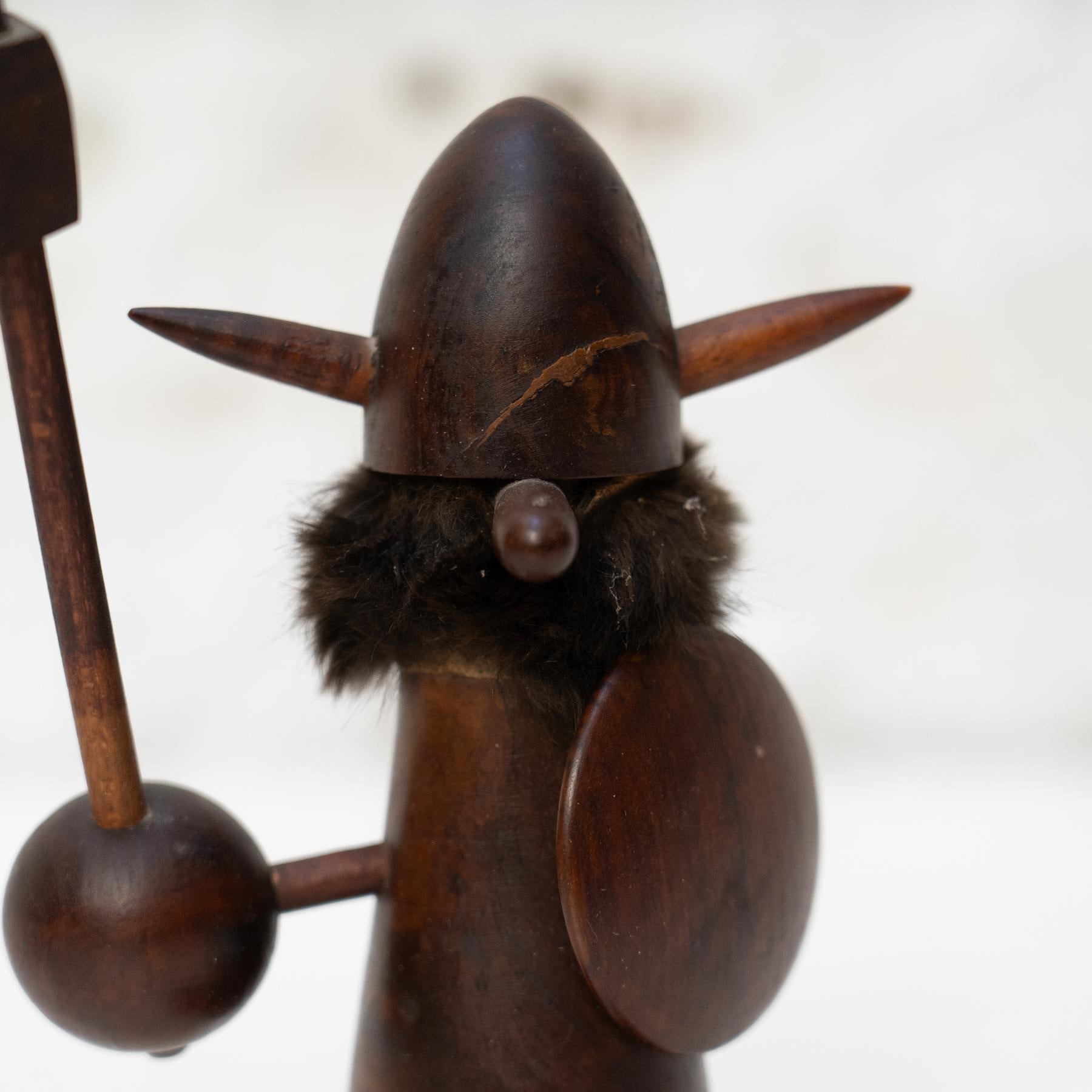 Conjunto de dos figuras nórdicas vikingas de madera, hacia 1960 en venta 2