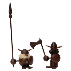 Ensemble de deux figurines en bois de Vikings nordiques, vers 1960