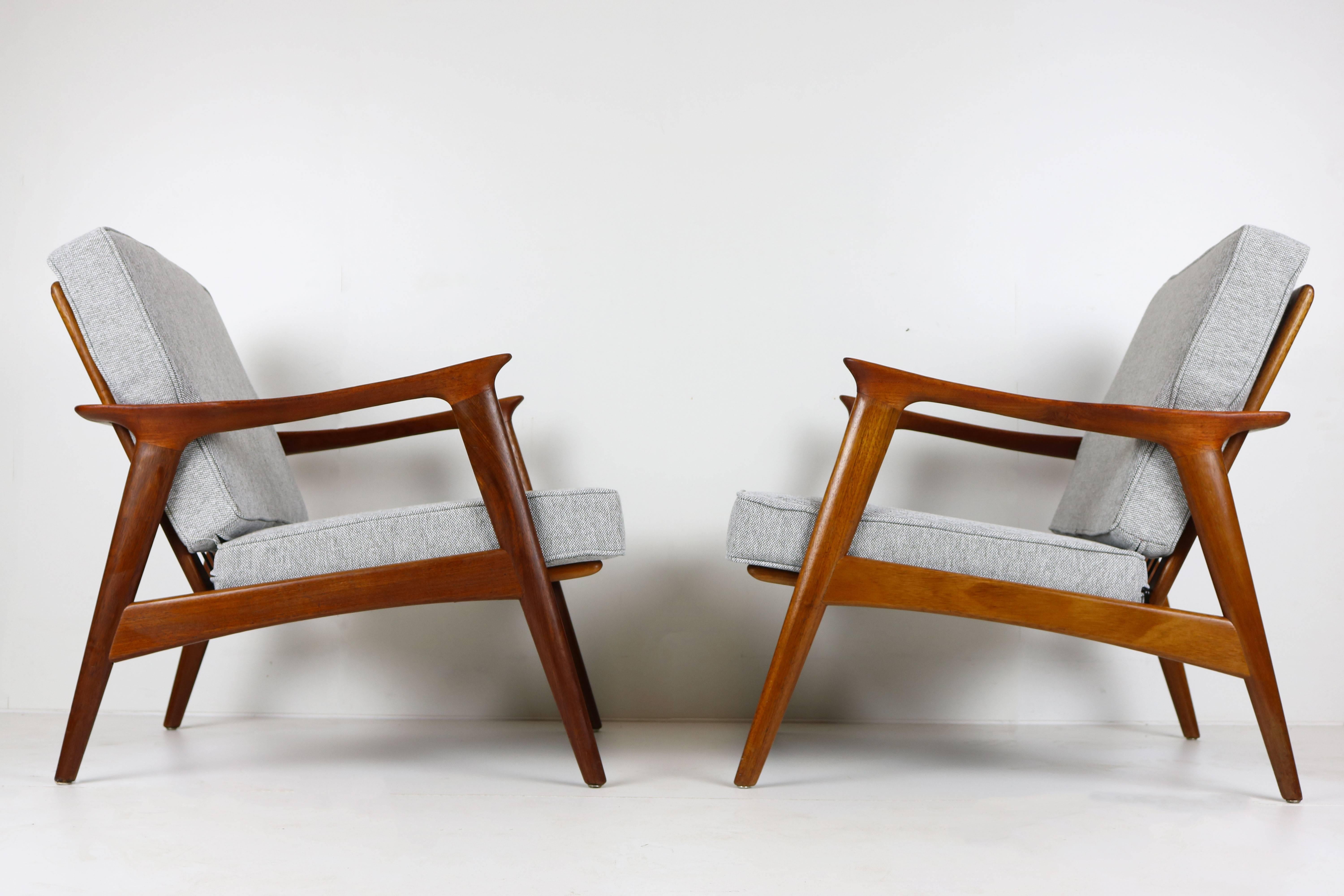 Wonderful and rare pair of sculpted teak lounge chairs from Norway attributed to Fredrik Kayser 1950s. This pair of very comfortable lounge chairs have a unique design, the armrests go all the way around the back and are made of sculpted solid teak