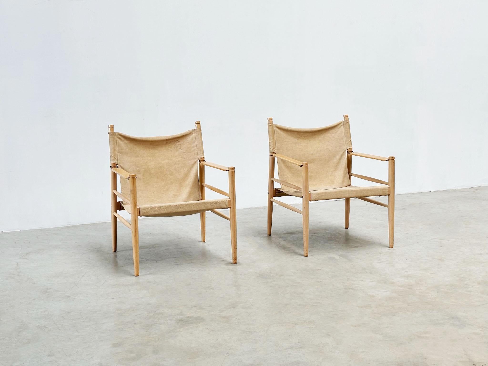 Set of two oak and linnen safari chairs
Beautifully linen safari chairs. These have a beautiful linen seat and back. We are not sure about who made these chairs. But they are a perfect example of quality chairs. These were probably made in a