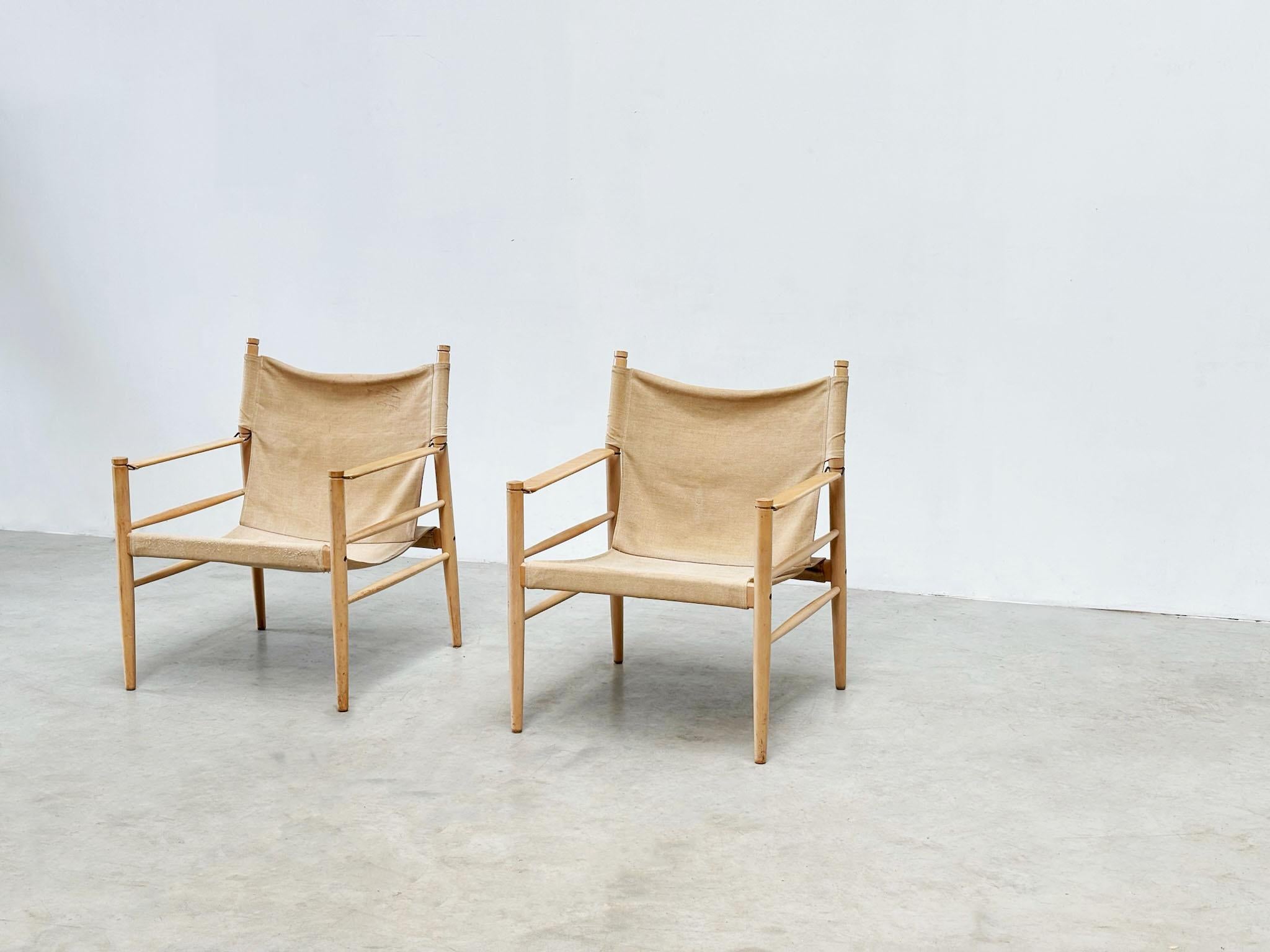Set of two oak and linnen safari chairs In Good Condition In Nijlen, VAN