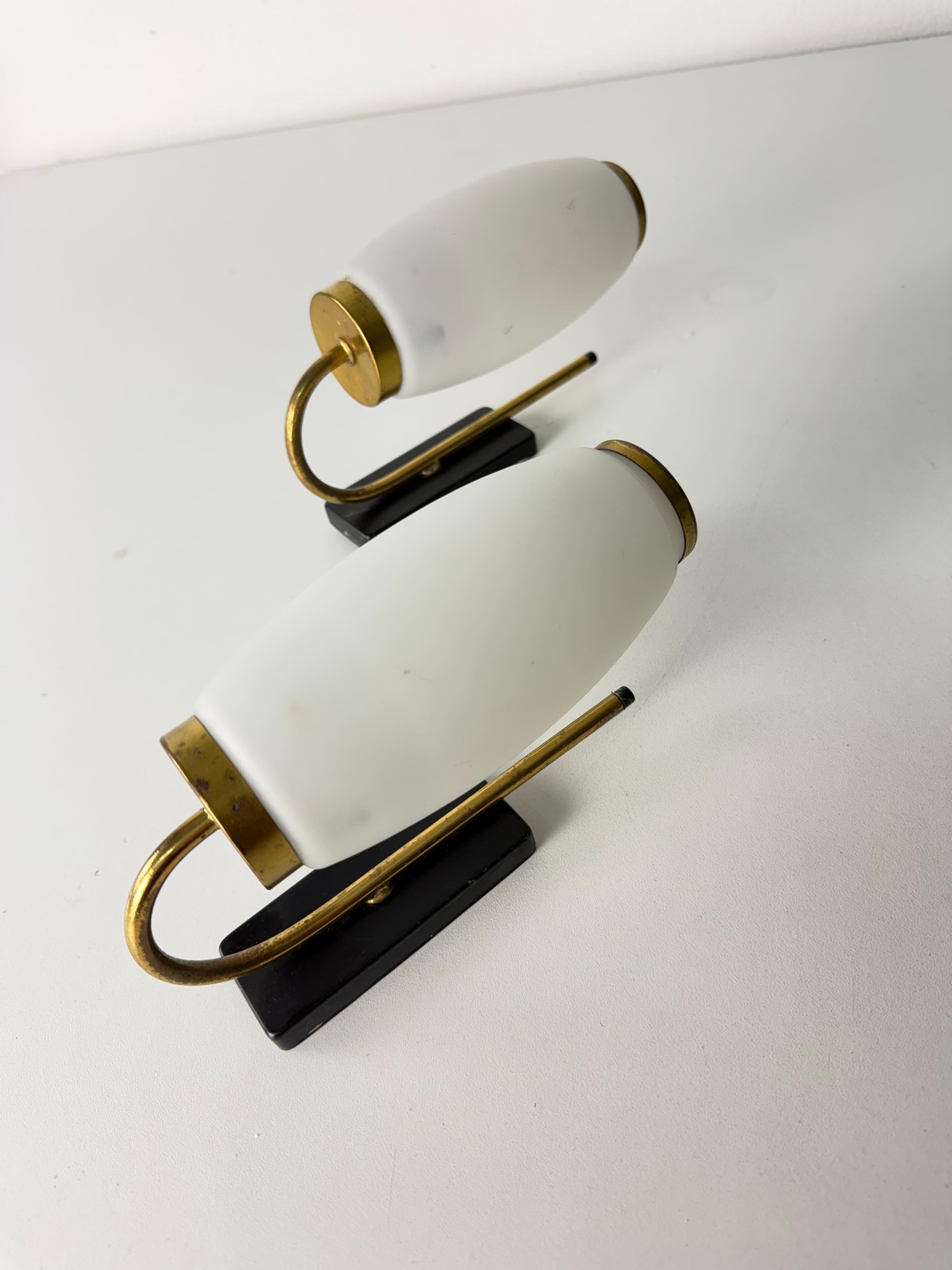 Juego de dos apliques de vidrio opalino y latón atribuido a Stilnovo, años 50
Intactas y en buen estado, bombillas E14.
Miden 20 cm de alto, 13 cm de fondo y 8 cm de ancho.
Garantizamos un envío rápido y asegurado con un embalaje adecuado y