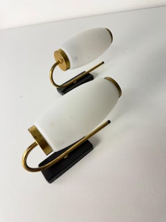 Set di due lampade da parete in vetro opalino e ottone Attribuito a Stilnovo, anni '50