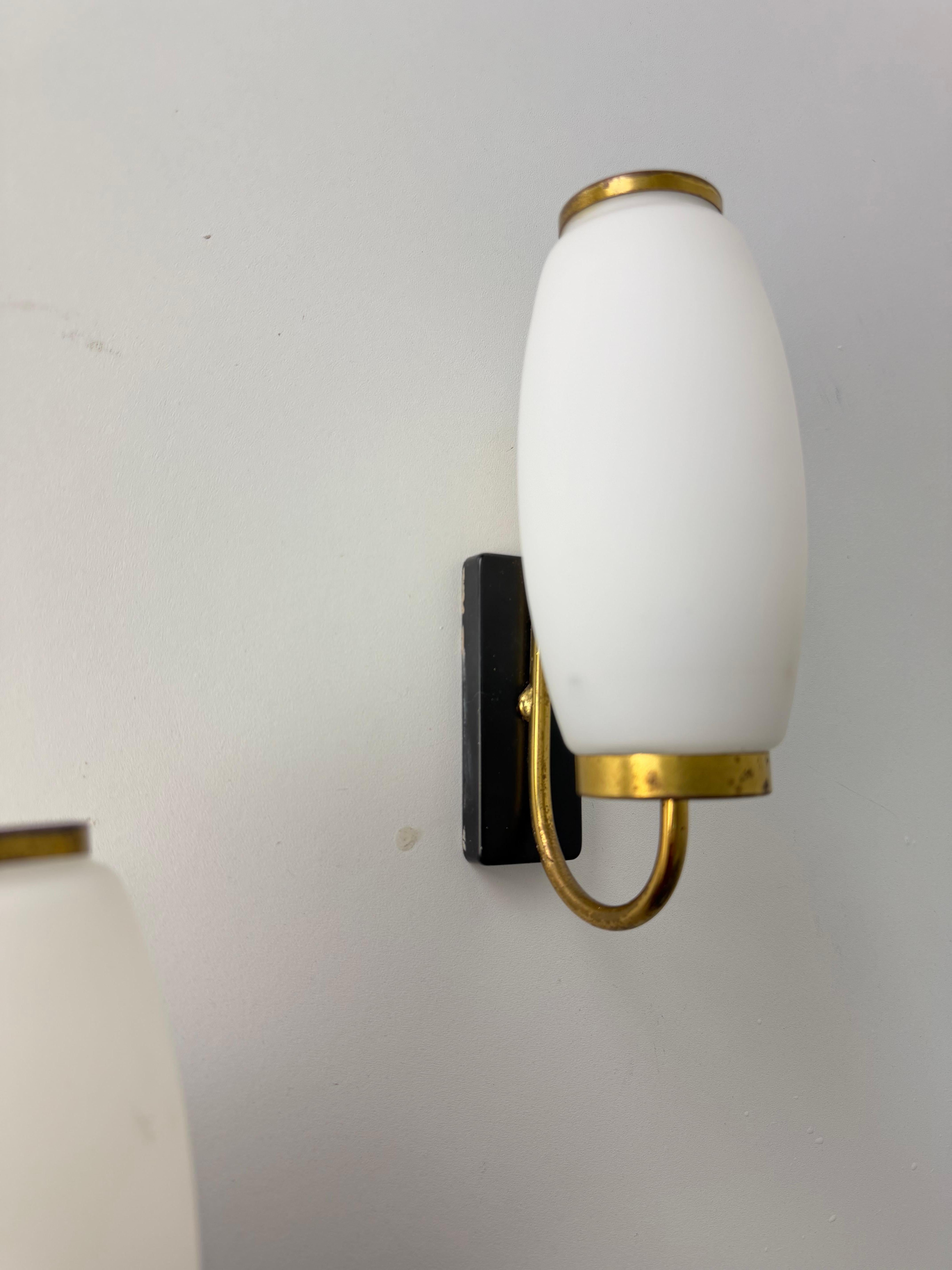 Set of Two Opaline Glass And Brass Wall Lamps Attributed to Stilnovo, 1950s Italiano en venta