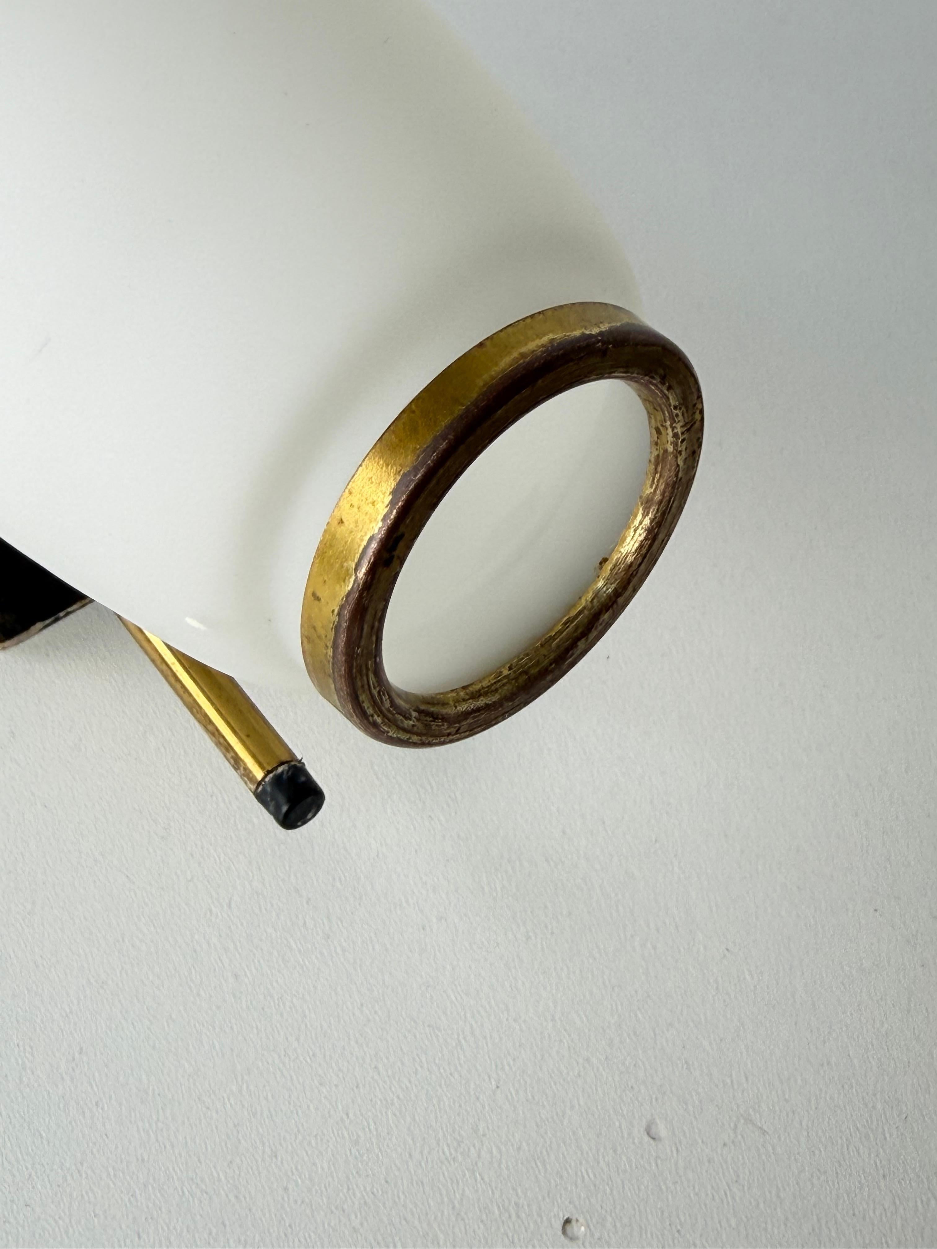 Set of Two Opaline Glass And Brass Wall Lamps Attributed to Stilnovo, 1950s en Bueno estado para la venta en Palermo, IT