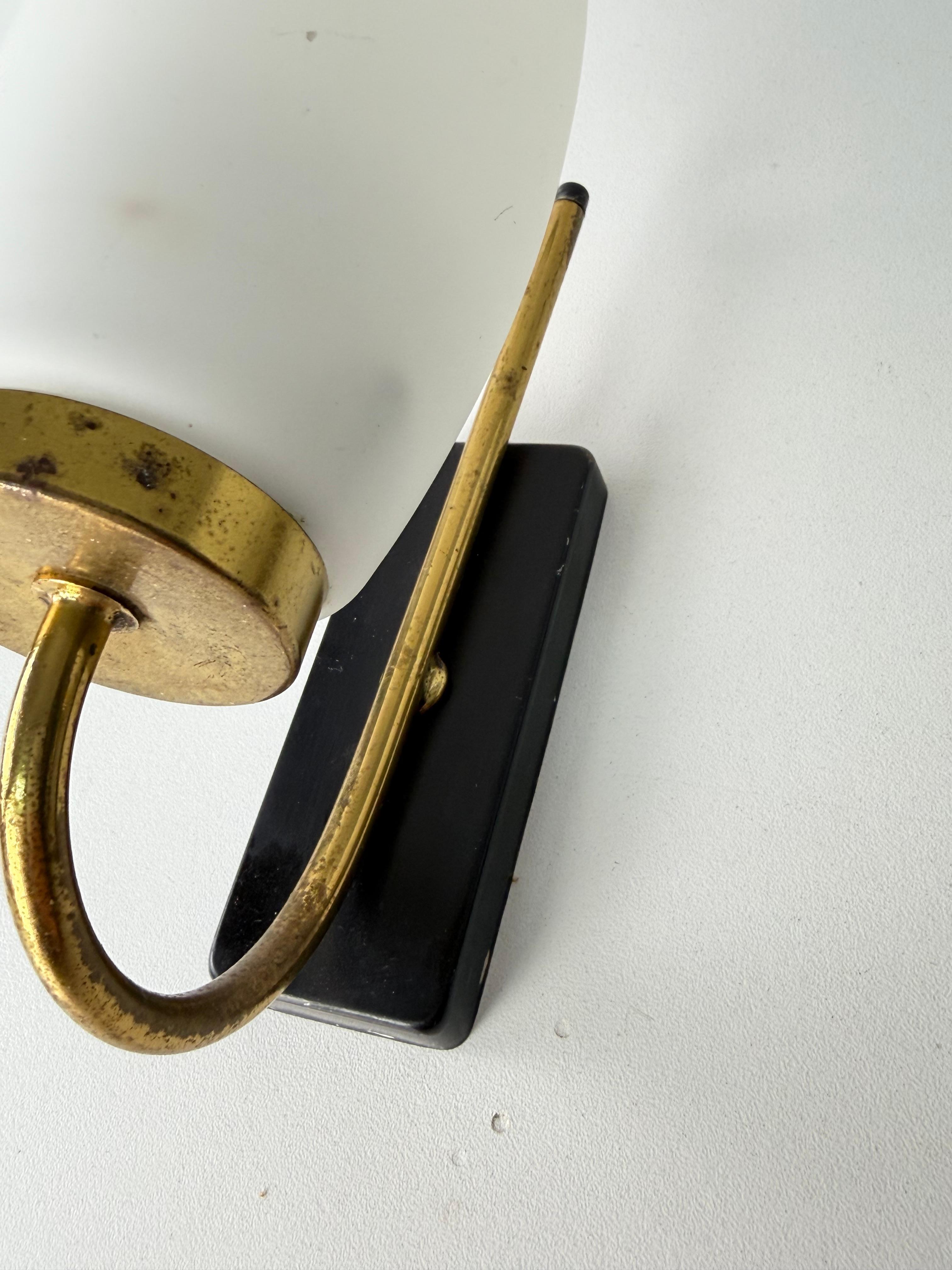 Set of Two Opaline Glass And Brass Wall Lamps Attributed to Stilnovo, 1950s mediados del siglo XX en venta