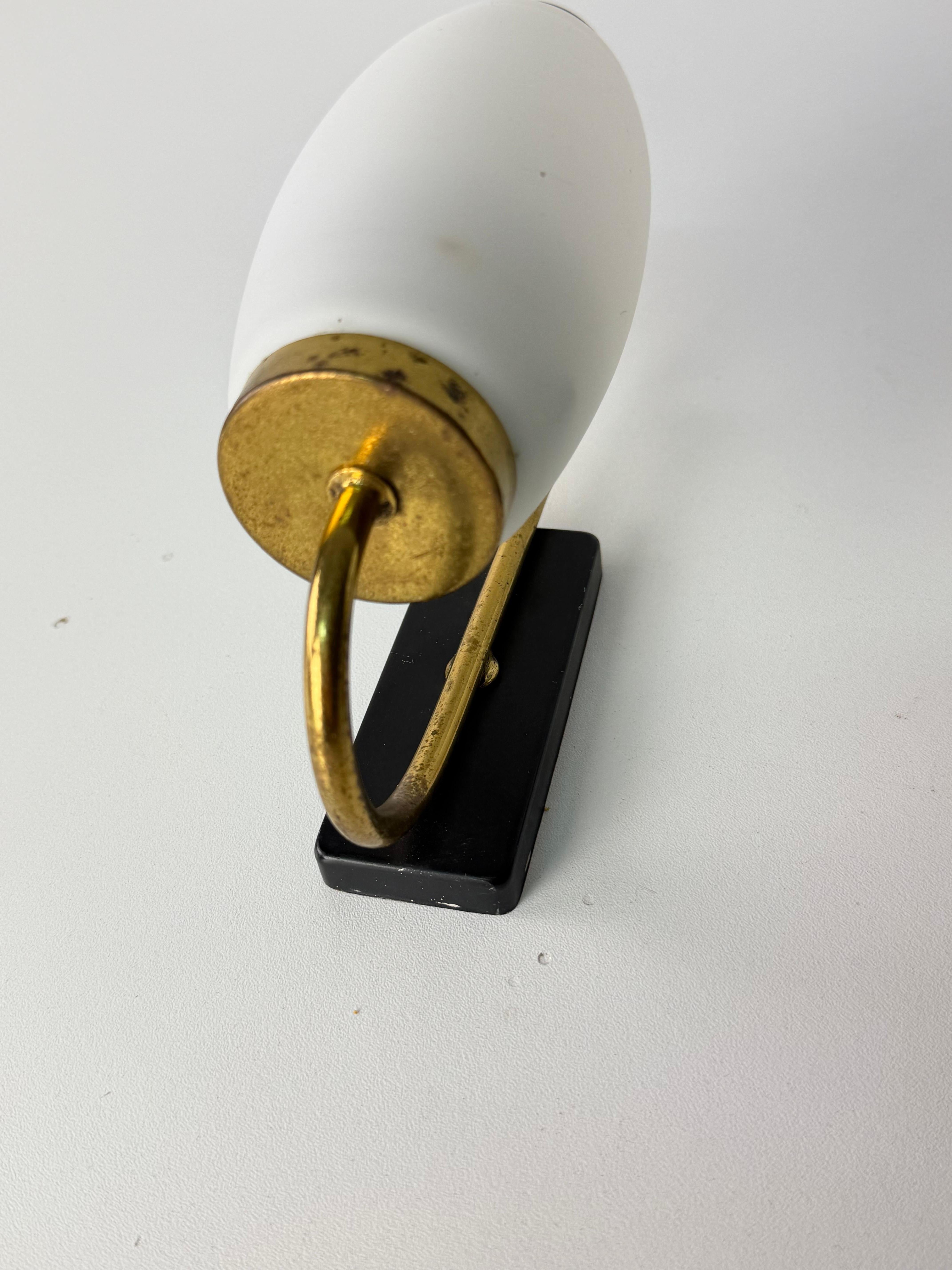 Set of Two Opaline Glass And Brass Wall Lamps Attributed to Stilnovo, 1950s Latón en venta