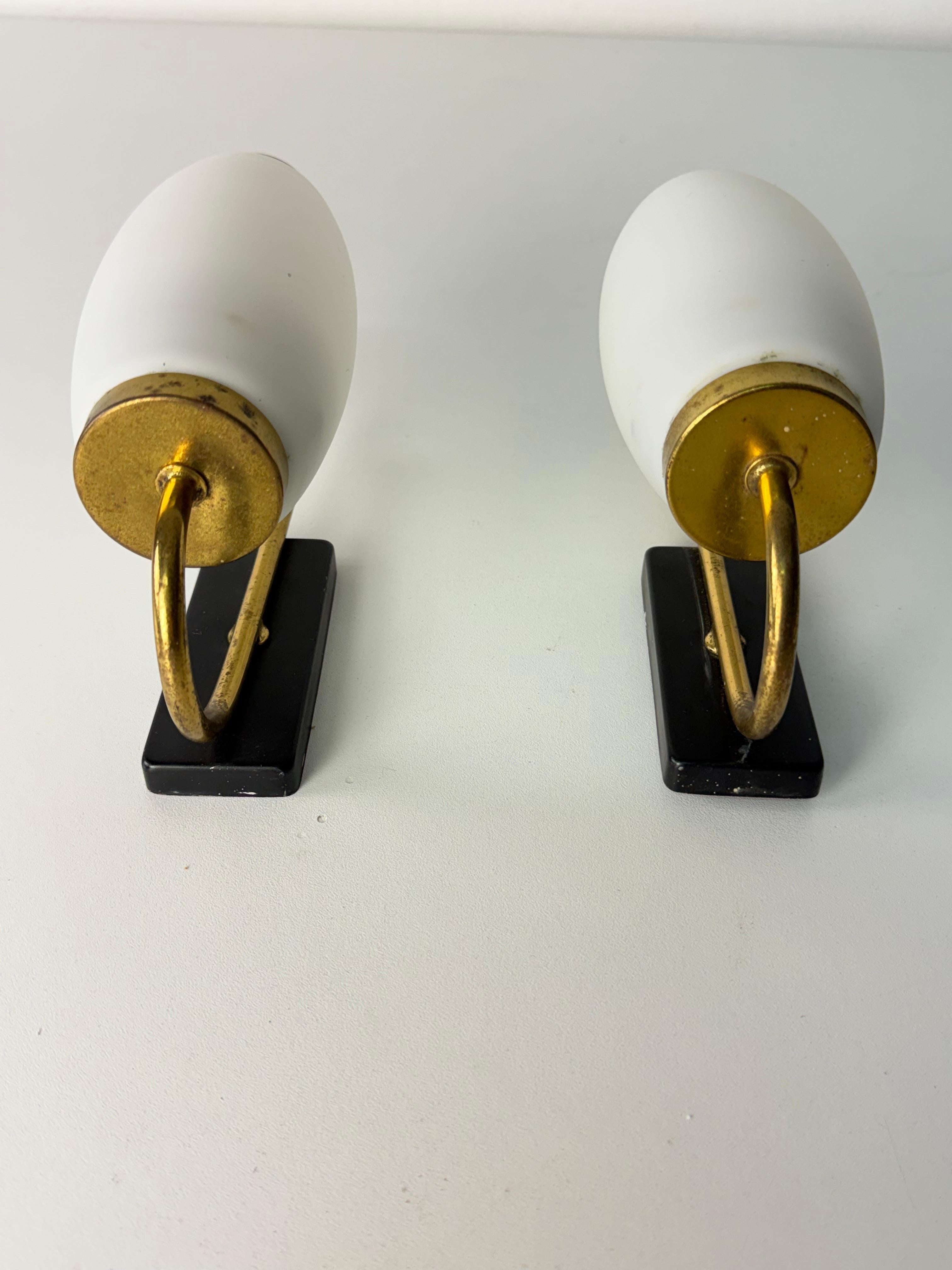 Set of Two Opaline Glass And Brass Wall Lamps Attributed to Stilnovo, 1950s en venta 1