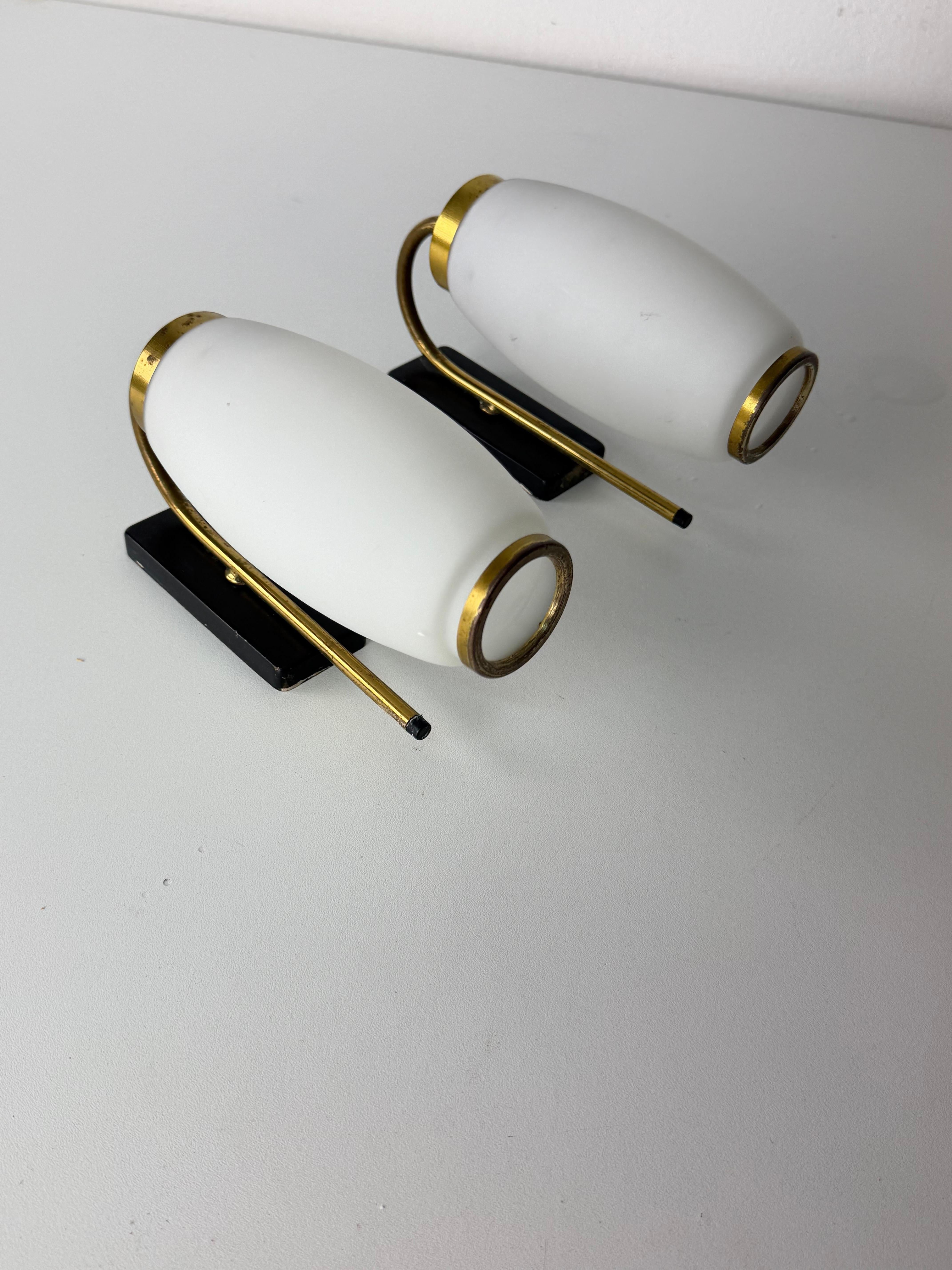 Set of Two Opaline Glass And Brass Wall Lamps Attributed to Stilnovo, 1950s en venta 2