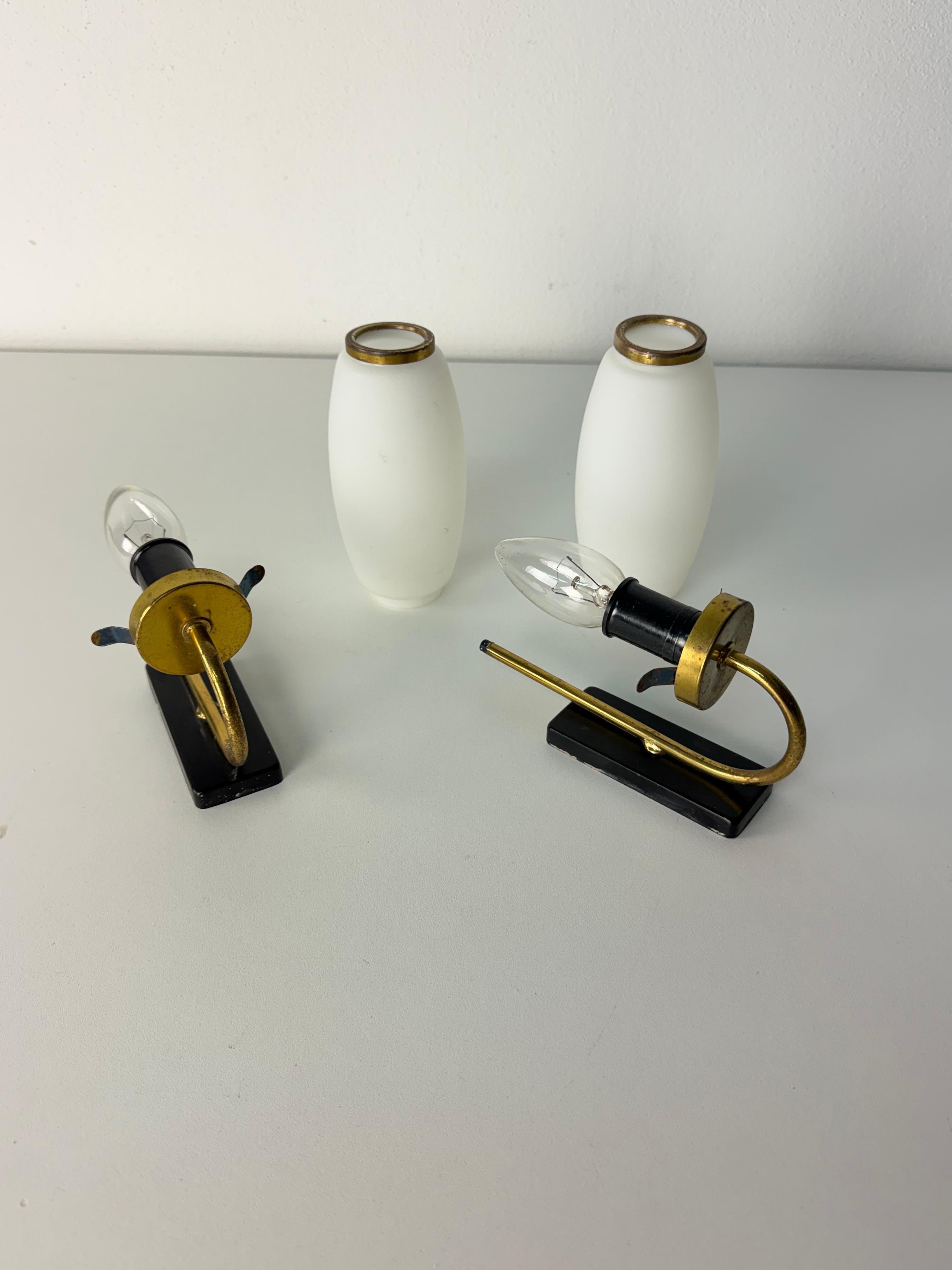 Set of Two Opaline Glass And Brass Wall Lamps Attributed to Stilnovo, 1950s en venta 3