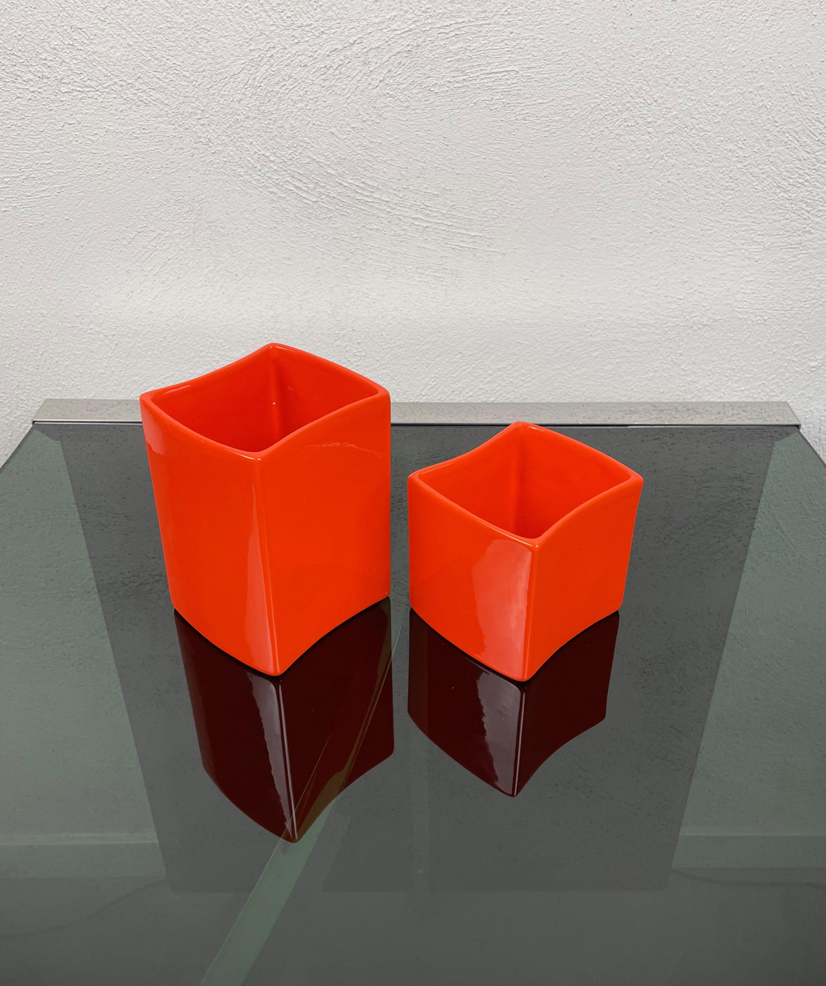 Satz von zwei Vasen aus orangefarbener Keramik in verschiedenen Höhen, hergestellt von Franco Bettonica für Gabbianelli, Italien, 1970er Jahre. 
An beiden sind noch die Originaletiketten auf der Unterseite angebracht, wie auf den Fotos zu sehen