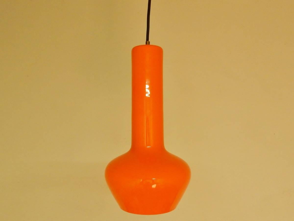 Dies ist ein schönes Set aus zwei Murano-Glas-Pendelleuchten des berühmten Designers und Herstellers Gino Vistosi. Beide Glasschirme sind in einem perfekten Zustand. Das weiße Opalin im Inneren macht das Licht schön weich, so dass es bei der
