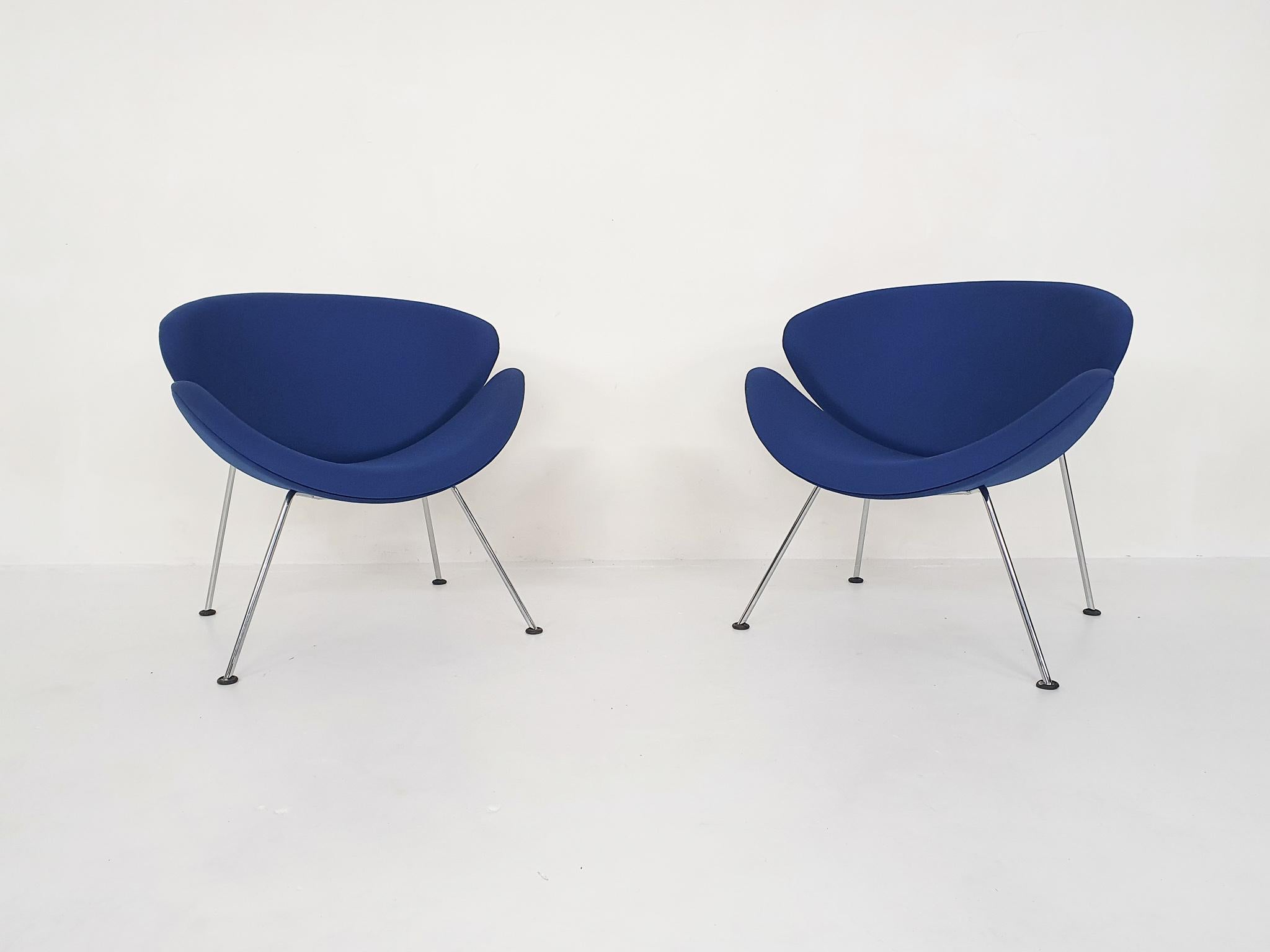 Chaises longues en tissu bleu d'origine. Une petite tache sur une chaise. 
L'Orange Slice a été conçu en 1960:: et ils sont toujours en production. Ce sont les modèles les plus récents:: qui sont un peu plus hauts:: le modèle F 437 B
Paulin a