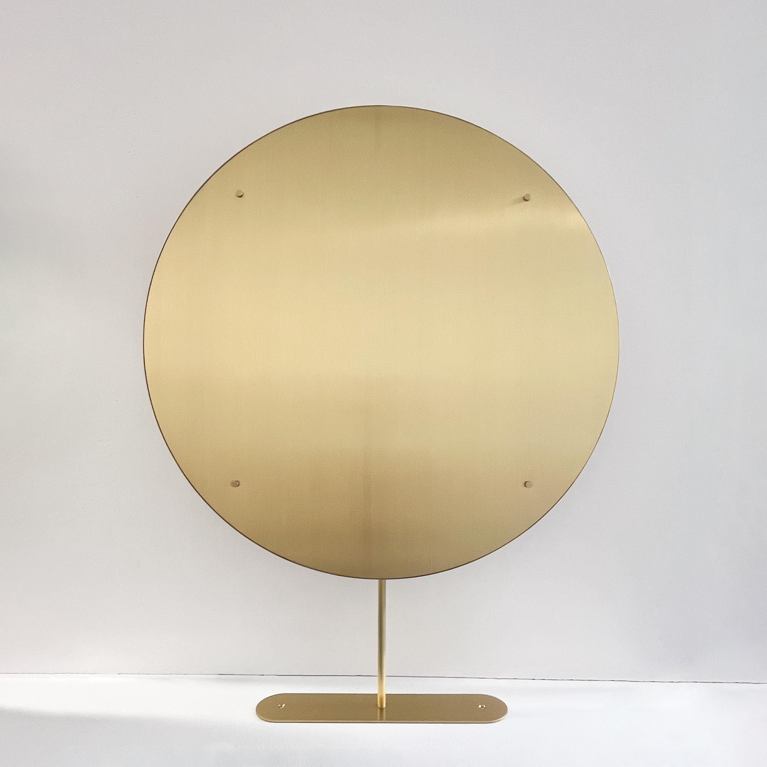 British Set of Two Orbis Round Countertop Illuminated Mirrors with Modern Brass Frame For Sale