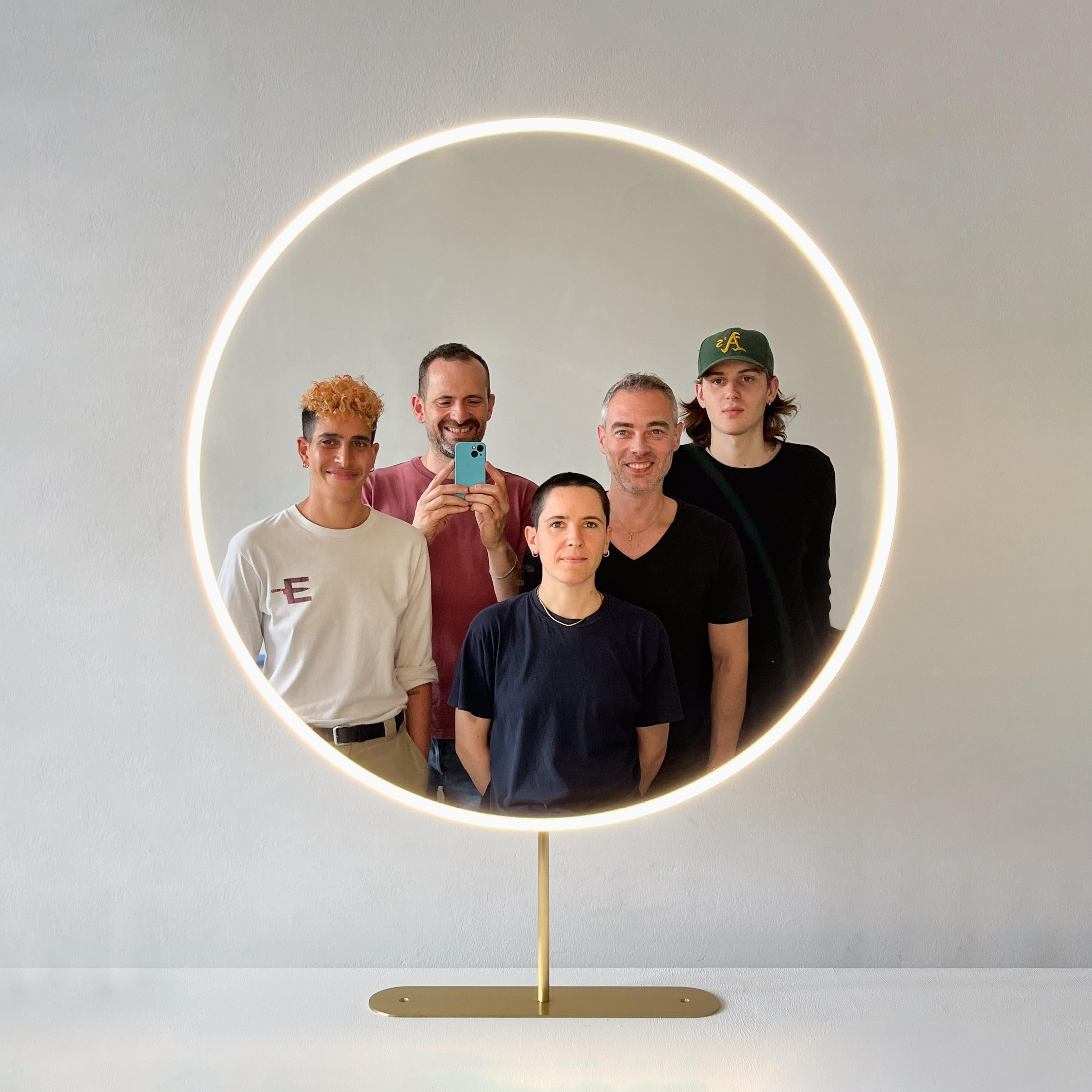 Brushed Set of Two Orbis Round Countertop Illuminated Mirrors with Modern Brass Frame For Sale