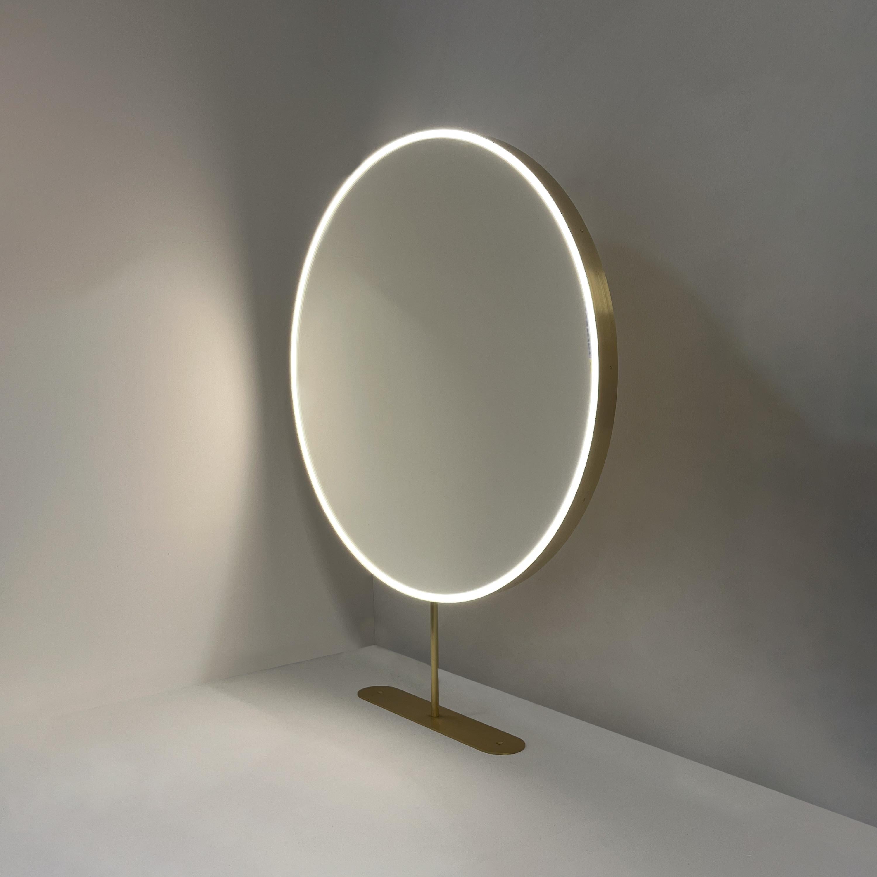 Set of Two Orbis Round Countertop Illuminated Mirrors with Modern Brass Frame In New Condition For Sale In London, GB