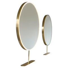Ensemble de deux miroirs lumineux de comptoir rond Orbis avec cadre moderne en laiton