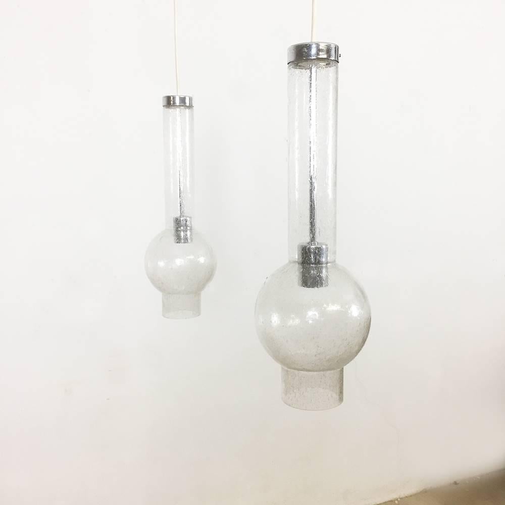 Tedesco Set di due lampade a sospensione tubolari soffiate a mano originali degli anni '70 realizzate da Staff, Germania in vendita