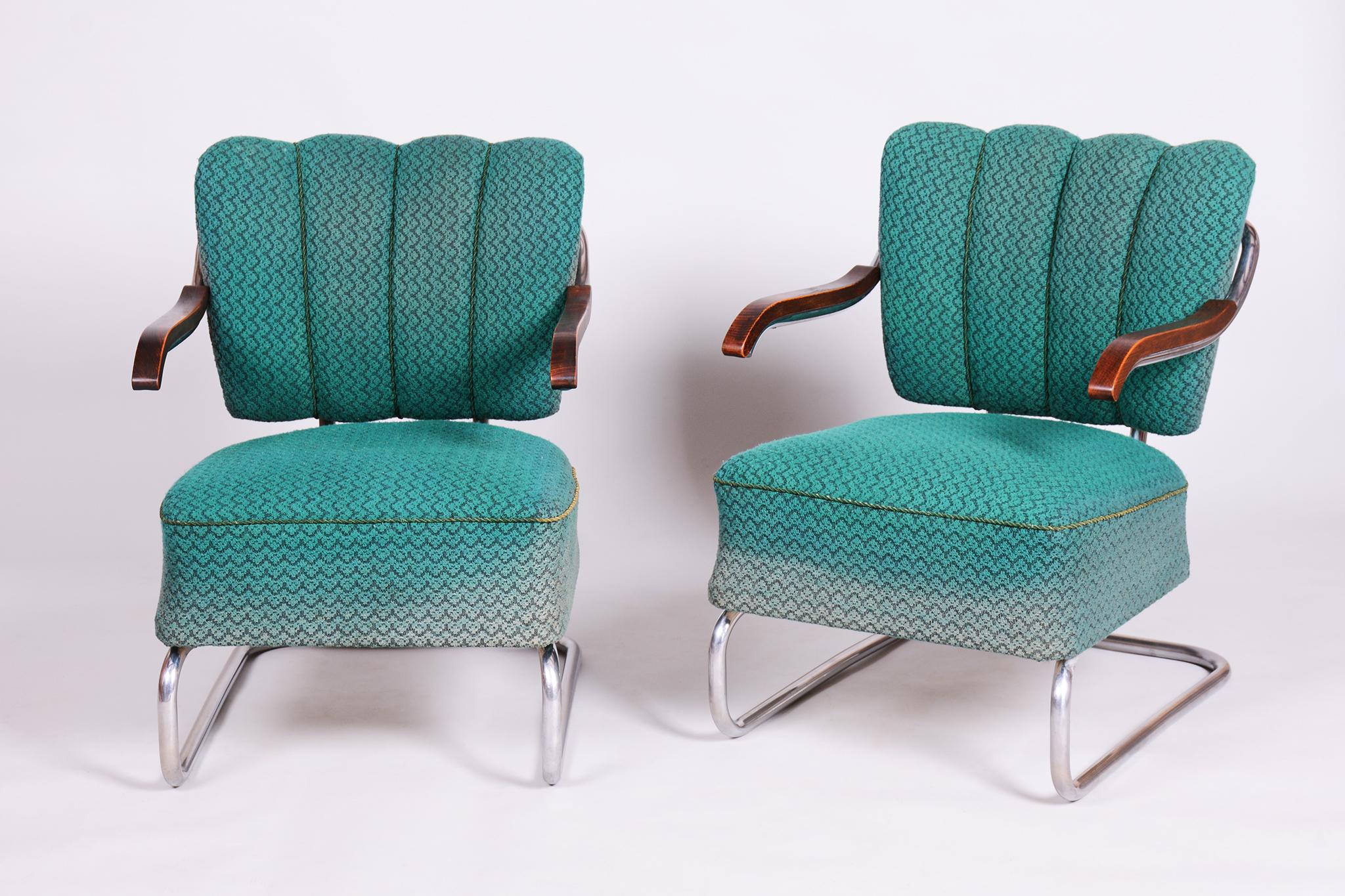 Fabricante: O. Zoufalý, Brno

Esta elegante pareja de sillones Bauhaus procede de Checoslovaquia, de la década de 1930. Son obra del renombrado fabricante de Brno O. Zoufalý, conocido por su artesanía estética y de alta calidad.

Los bastidores